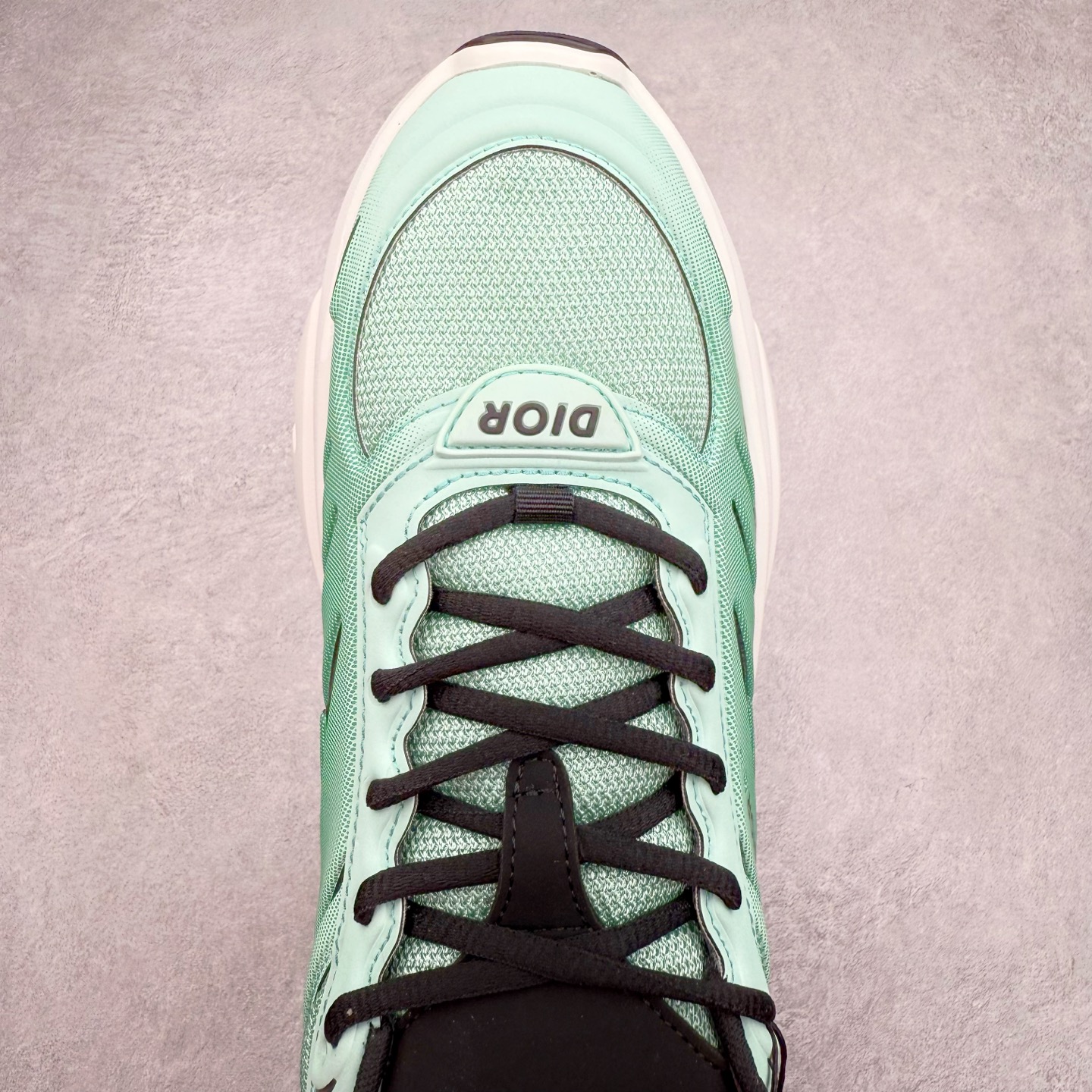 图片[4]-＃GD广顶 DIOR B44 Blade 迪奥2024新款圆头系带跑步鞋 新款鞋款的特点是受到 21 世纪启发的大胆蓬松造型 B44 Blade 运动鞋采用渐变技术网布制成 配有同色技术面料面板 鞋底上配有对比鲜明的 Blade 嵌件 与跑步世界息息相关 这款运动鞋具有运动、复古未来主义的外观 配有超细纤维和帆布嵌件 并饰有标志性的“Dior”标志 点缀在鞋面、鞋跟和侧面 鞋型饰有 Dior 和Lewis Hamilton标志性饰物 悬挂在鞋眼上 而鞋面、鞋跟和侧面则饰有 Dior 标志 尺码：36 37 38 39 40 41 42 43 44 45-选品中心