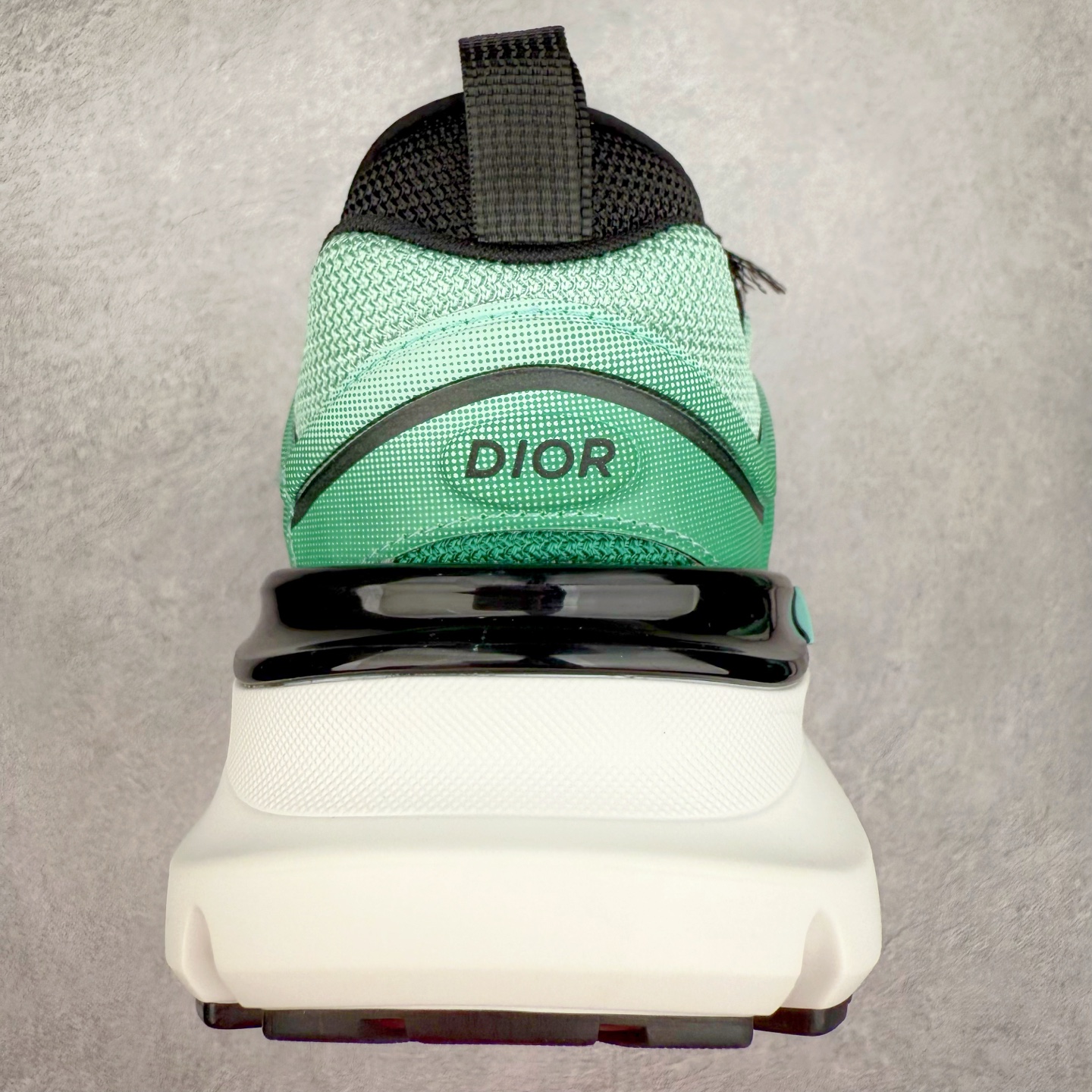 图片[8]-＃GD广顶 DIOR B44 Blade 迪奥2024新款圆头系带跑步鞋 新款鞋款的特点是受到 21 世纪启发的大胆蓬松造型 B44 Blade 运动鞋采用渐变技术网布制成 配有同色技术面料面板 鞋底上配有对比鲜明的 Blade 嵌件 与跑步世界息息相关 这款运动鞋具有运动、复古未来主义的外观 配有超细纤维和帆布嵌件 并饰有标志性的“Dior”标志 点缀在鞋面、鞋跟和侧面 鞋型饰有 Dior 和Lewis Hamilton标志性饰物 悬挂在鞋眼上 而鞋面、鞋跟和侧面则饰有 Dior 标志 尺码：36 37 38 39 40 41 42 43 44 45-选品中心