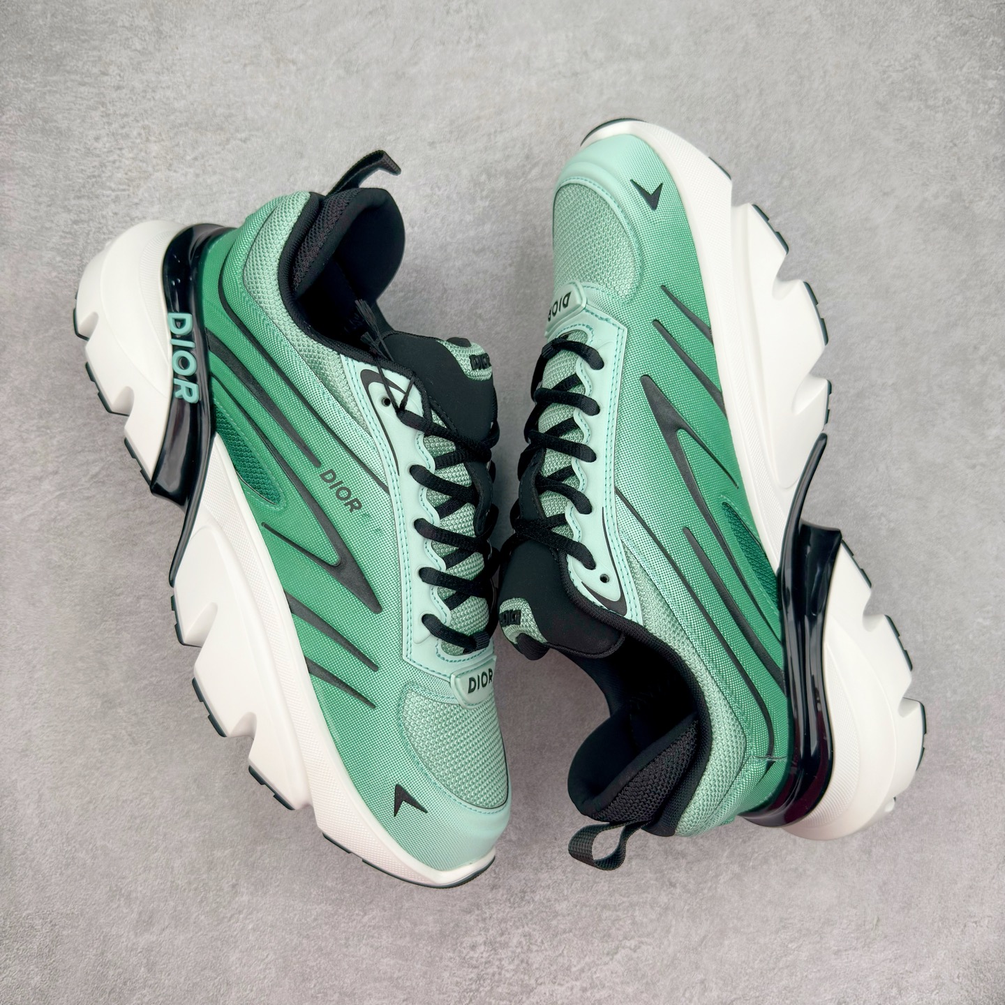 图片[3]-＃GD广顶 DIOR B44 Blade 迪奥2024新款圆头系带跑步鞋 新款鞋款的特点是受到 21 世纪启发的大胆蓬松造型 B44 Blade 运动鞋采用渐变技术网布制成 配有同色技术面料面板 鞋底上配有对比鲜明的 Blade 嵌件 与跑步世界息息相关 这款运动鞋具有运动、复古未来主义的外观 配有超细纤维和帆布嵌件 并饰有标志性的“Dior”标志 点缀在鞋面、鞋跟和侧面 鞋型饰有 Dior 和Lewis Hamilton标志性饰物 悬挂在鞋眼上 而鞋面、鞋跟和侧面则饰有 Dior 标志 尺码：36 37 38 39 40 41 42 43 44 45-选品中心