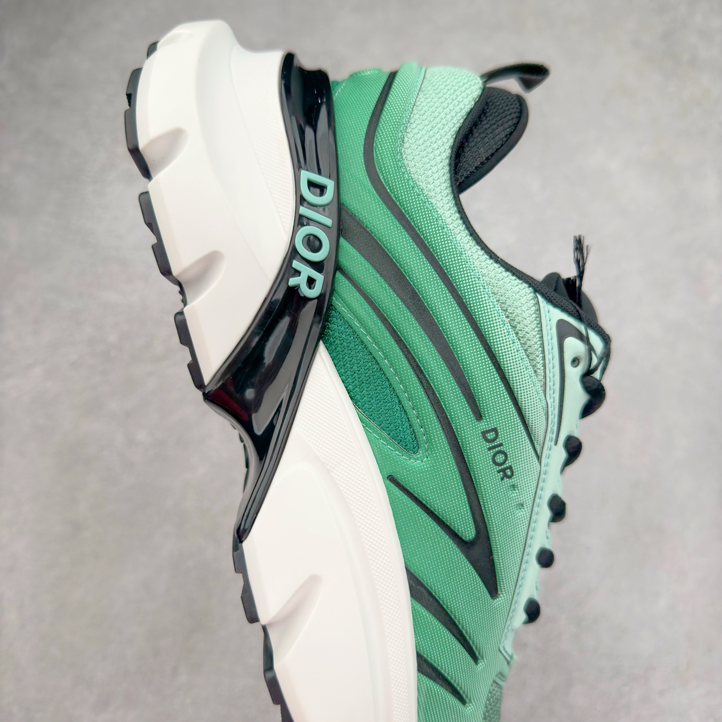 图片[6]-＃GD广顶 DIOR B44 Blade 迪奥2024新款圆头系带跑步鞋 新款鞋款的特点是受到 21 世纪启发的大胆蓬松造型 B44 Blade 运动鞋采用渐变技术网布制成 配有同色技术面料面板 鞋底上配有对比鲜明的 Blade 嵌件 与跑步世界息息相关 这款运动鞋具有运动、复古未来主义的外观 配有超细纤维和帆布嵌件 并饰有标志性的“Dior”标志 点缀在鞋面、鞋跟和侧面 鞋型饰有 Dior 和Lewis Hamilton标志性饰物 悬挂在鞋眼上 而鞋面、鞋跟和侧面则饰有 Dior 标志 尺码：36 37 38 39 40 41 42 43 44 45-选品中心