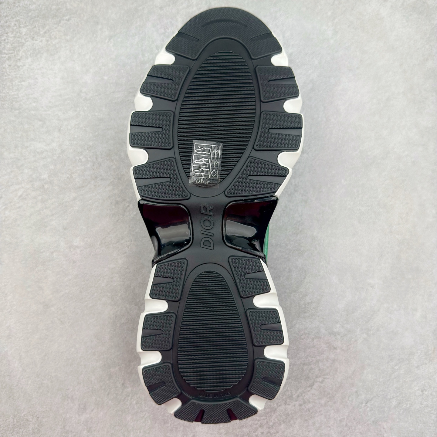 图片[9]-＃GD广顶 DIOR B44 Blade 迪奥2024新款圆头系带跑步鞋 新款鞋款的特点是受到 21 世纪启发的大胆蓬松造型 B44 Blade 运动鞋采用渐变技术网布制成 配有同色技术面料面板 鞋底上配有对比鲜明的 Blade 嵌件 与跑步世界息息相关 这款运动鞋具有运动、复古未来主义的外观 配有超细纤维和帆布嵌件 并饰有标志性的“Dior”标志 点缀在鞋面、鞋跟和侧面 鞋型饰有 Dior 和Lewis Hamilton标志性饰物 悬挂在鞋眼上 而鞋面、鞋跟和侧面则饰有 Dior 标志 尺码：36 37 38 39 40 41 42 43 44 45-选品中心