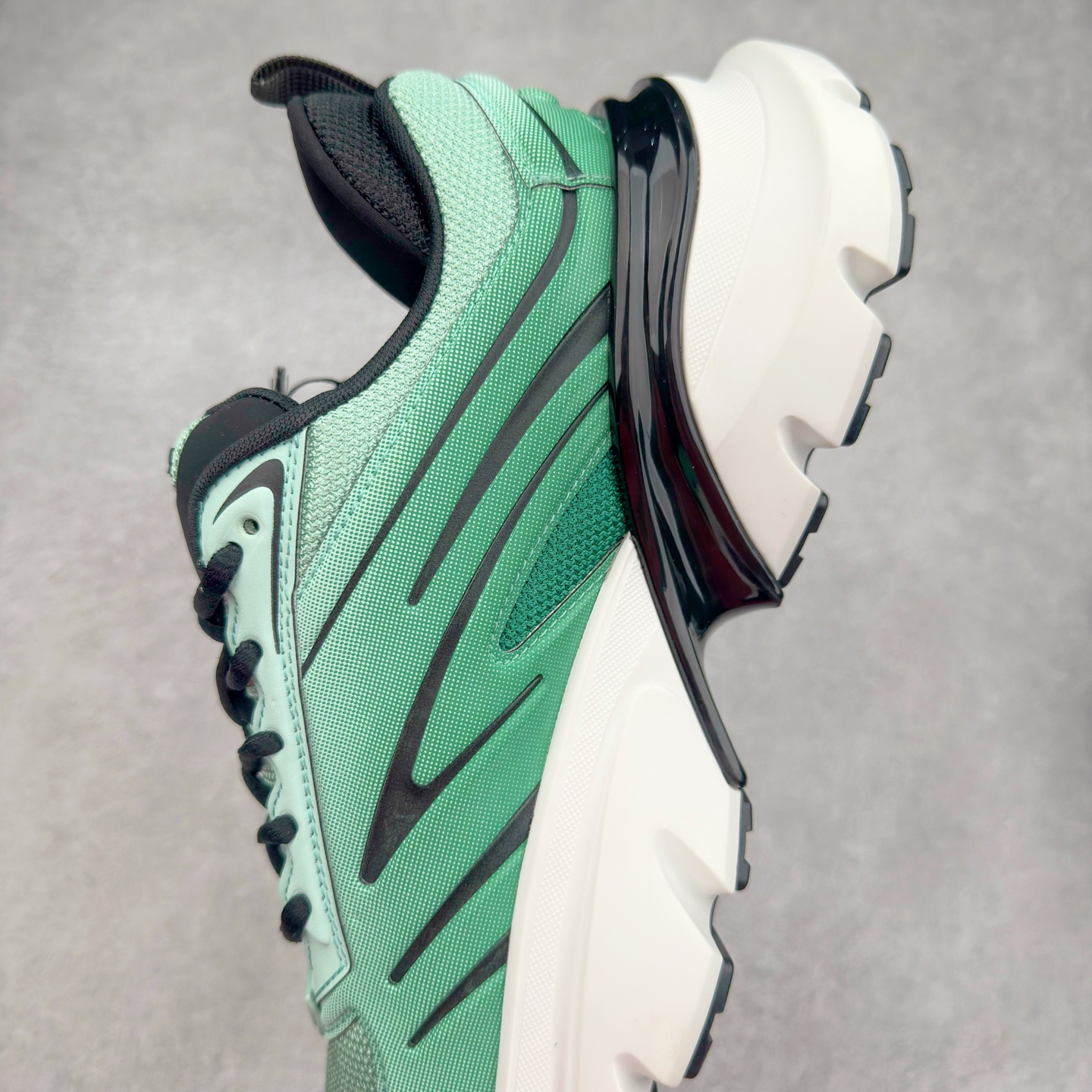 图片[7]-＃GD广顶 DIOR B44 Blade 迪奥2024新款圆头系带跑步鞋 新款鞋款的特点是受到 21 世纪启发的大胆蓬松造型 B44 Blade 运动鞋采用渐变技术网布制成 配有同色技术面料面板 鞋底上配有对比鲜明的 Blade 嵌件 与跑步世界息息相关 这款运动鞋具有运动、复古未来主义的外观 配有超细纤维和帆布嵌件 并饰有标志性的“Dior”标志 点缀在鞋面、鞋跟和侧面 鞋型饰有 Dior 和Lewis Hamilton标志性饰物 悬挂在鞋眼上 而鞋面、鞋跟和侧面则饰有 Dior 标志 尺码：36 37 38 39 40 41 42 43 44 45-选品中心