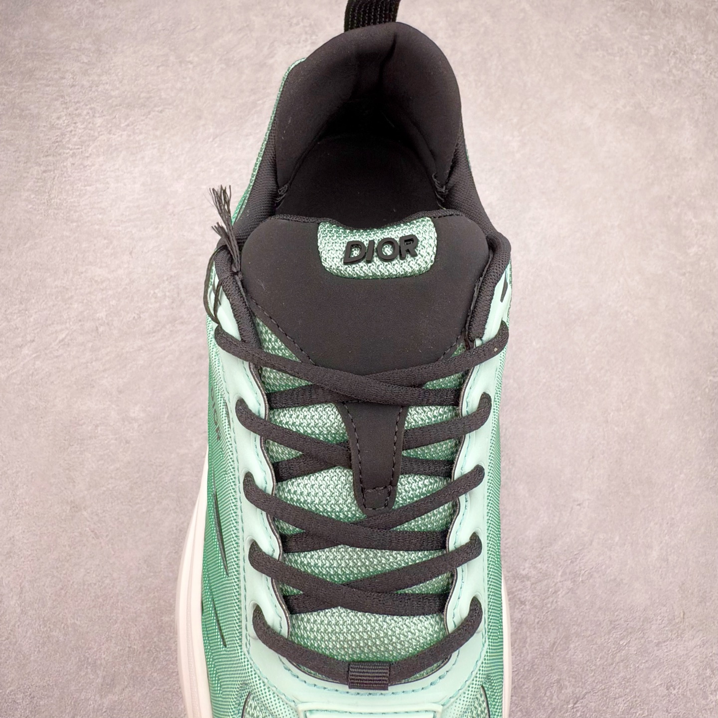 图片[5]-＃GD广顶 DIOR B44 Blade 迪奥2024新款圆头系带跑步鞋 新款鞋款的特点是受到 21 世纪启发的大胆蓬松造型 B44 Blade 运动鞋采用渐变技术网布制成 配有同色技术面料面板 鞋底上配有对比鲜明的 Blade 嵌件 与跑步世界息息相关 这款运动鞋具有运动、复古未来主义的外观 配有超细纤维和帆布嵌件 并饰有标志性的“Dior”标志 点缀在鞋面、鞋跟和侧面 鞋型饰有 Dior 和Lewis Hamilton标志性饰物 悬挂在鞋眼上 而鞋面、鞋跟和侧面则饰有 Dior 标志 尺码：36 37 38 39 40 41 42 43 44 45-选品中心