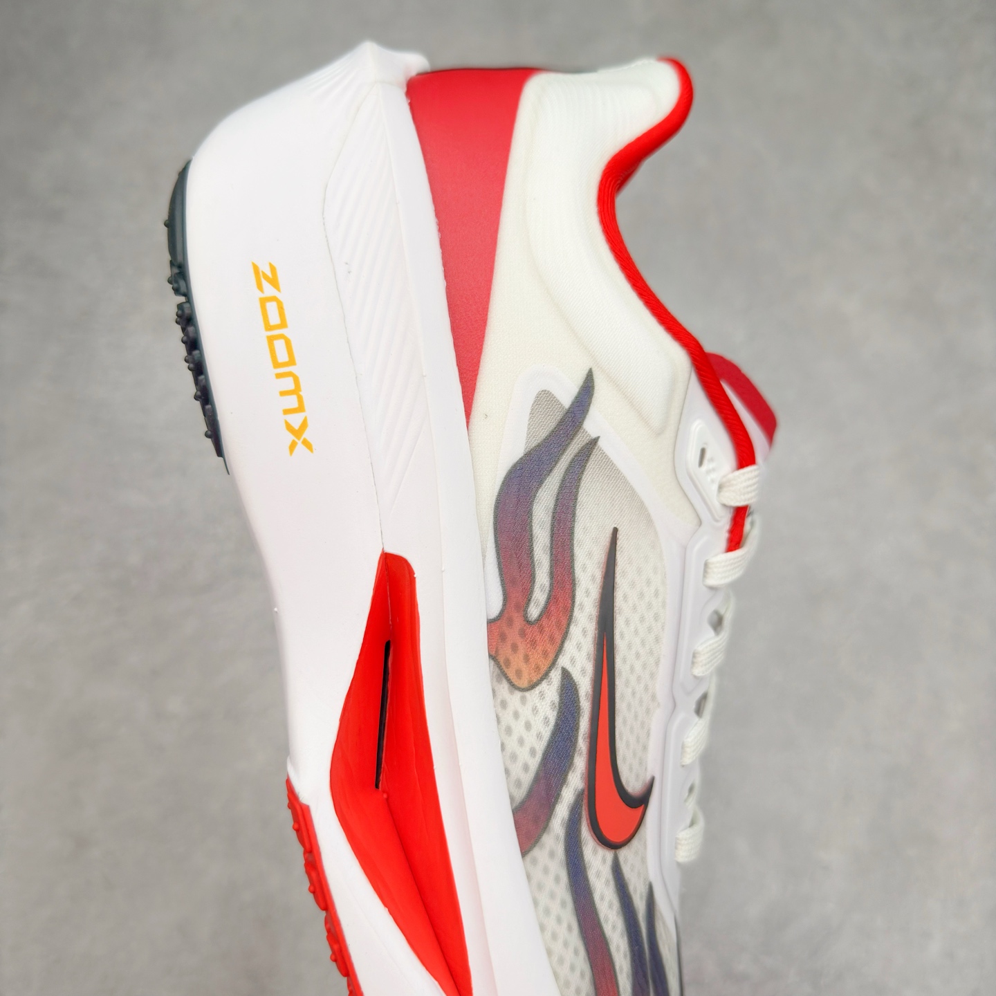 图片[6]-＃TG纯原 NK ZoomX Invincible Run Flyknit 6 轻量跑鞋 飞织低帮休闲运动慢跑鞋 厚底增高 老爹鞋 此鞋专为短跑运动员而生 是为 5 至 10 公里距离的赛事和训练打造 整体设计采用流线型的轻质工程网眼材质构成鞋面 并与其他 Running 旗舰鞋款同样搭载全脚掌 ZoomX 缓冲中底 搭配 Pebax 物料与橡胶外底 ZoomX StreakFly 首发配色以Prototype呈现 其灵感是来自开发期间的磨损测试 透过编号的标记与内侧的预期跑步距离突出研发过程 尺码：36 36.5 37.5 38 38.5 39 40 40.5 41 42 42.5 43 44 45-选品中心