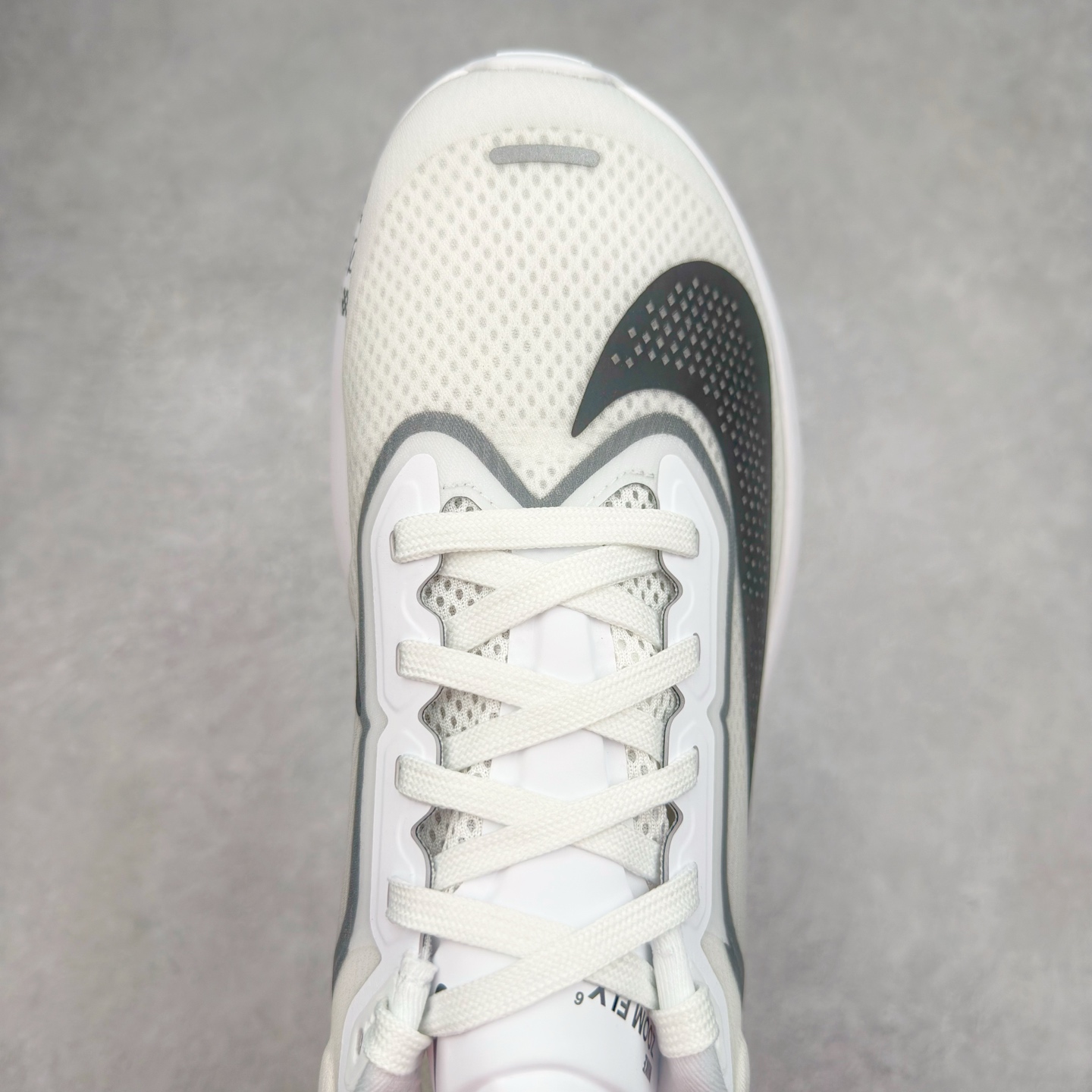 图片[4]-＃TG纯原 NK ZoomX Invincible Run Flyknit 6 轻量跑鞋 飞织低帮休闲运动慢跑鞋 厚底增高 老爹鞋 此鞋专为短跑运动员而生 是为 5 至 10 公里距离的赛事和训练打造 整体设计采用流线型的轻质工程网眼材质构成鞋面 并与其他 Running 旗舰鞋款同样搭载全脚掌 ZoomX 缓冲中底 搭配 Pebax 物料与橡胶外底 ZoomX StreakFly 首发配色以Prototype呈现 其灵感是来自开发期间的磨损测试 透过编号的标记与内侧的预期跑步距离突出研发过程 尺码：36 36.5 37.5 38 38.5 39 40 40.5 41 42 42.5 43 44 45-选品中心