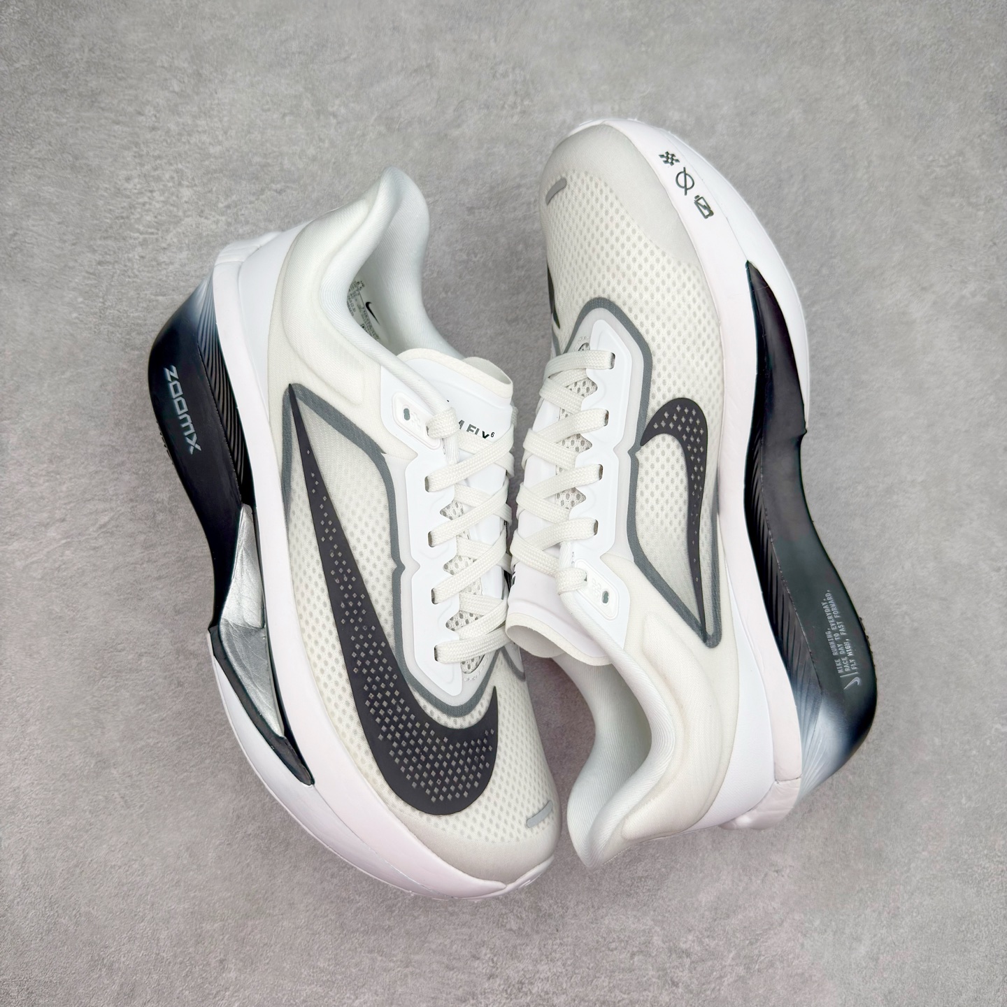 图片[3]-＃TG纯原 NK ZoomX Invincible Run Flyknit 6 轻量跑鞋 飞织低帮休闲运动慢跑鞋 厚底增高 老爹鞋 此鞋专为短跑运动员而生 是为 5 至 10 公里距离的赛事和训练打造 整体设计采用流线型的轻质工程网眼材质构成鞋面 并与其他 Running 旗舰鞋款同样搭载全脚掌 ZoomX 缓冲中底 搭配 Pebax 物料与橡胶外底 ZoomX StreakFly 首发配色以Prototype呈现 其灵感是来自开发期间的磨损测试 透过编号的标记与内侧的预期跑步距离突出研发过程 尺码：36 36.5 37.5 38 38.5 39 40 40.5 41 42 42.5 43 44 45-选品中心