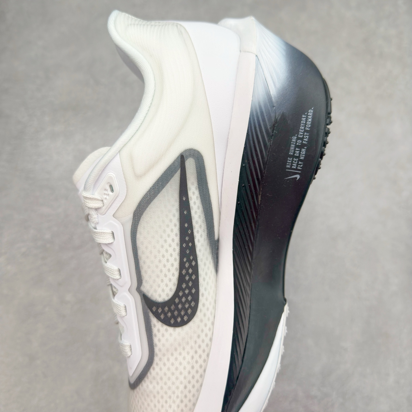 图片[7]-＃TG纯原 NK ZoomX Invincible Run Flyknit 6 轻量跑鞋 飞织低帮休闲运动慢跑鞋 厚底增高 老爹鞋 此鞋专为短跑运动员而生 是为 5 至 10 公里距离的赛事和训练打造 整体设计采用流线型的轻质工程网眼材质构成鞋面 并与其他 Running 旗舰鞋款同样搭载全脚掌 ZoomX 缓冲中底 搭配 Pebax 物料与橡胶外底 ZoomX StreakFly 首发配色以Prototype呈现 其灵感是来自开发期间的磨损测试 透过编号的标记与内侧的预期跑步距离突出研发过程 尺码：36 36.5 37.5 38 38.5 39 40 40.5 41 42 42.5 43 44 45-选品中心