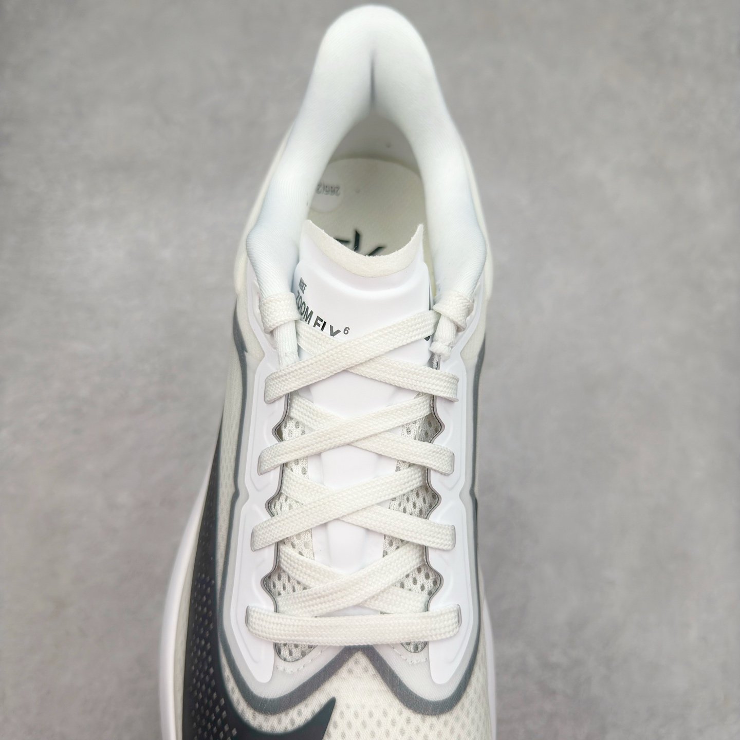 图片[5]-＃TG纯原 NK ZoomX Invincible Run Flyknit 6 轻量跑鞋 飞织低帮休闲运动慢跑鞋 厚底增高 老爹鞋 此鞋专为短跑运动员而生 是为 5 至 10 公里距离的赛事和训练打造 整体设计采用流线型的轻质工程网眼材质构成鞋面 并与其他 Running 旗舰鞋款同样搭载全脚掌 ZoomX 缓冲中底 搭配 Pebax 物料与橡胶外底 ZoomX StreakFly 首发配色以Prototype呈现 其灵感是来自开发期间的磨损测试 透过编号的标记与内侧的预期跑步距离突出研发过程 尺码：36 36.5 37.5 38 38.5 39 40 40.5 41 42 42.5 43 44 45-选品中心