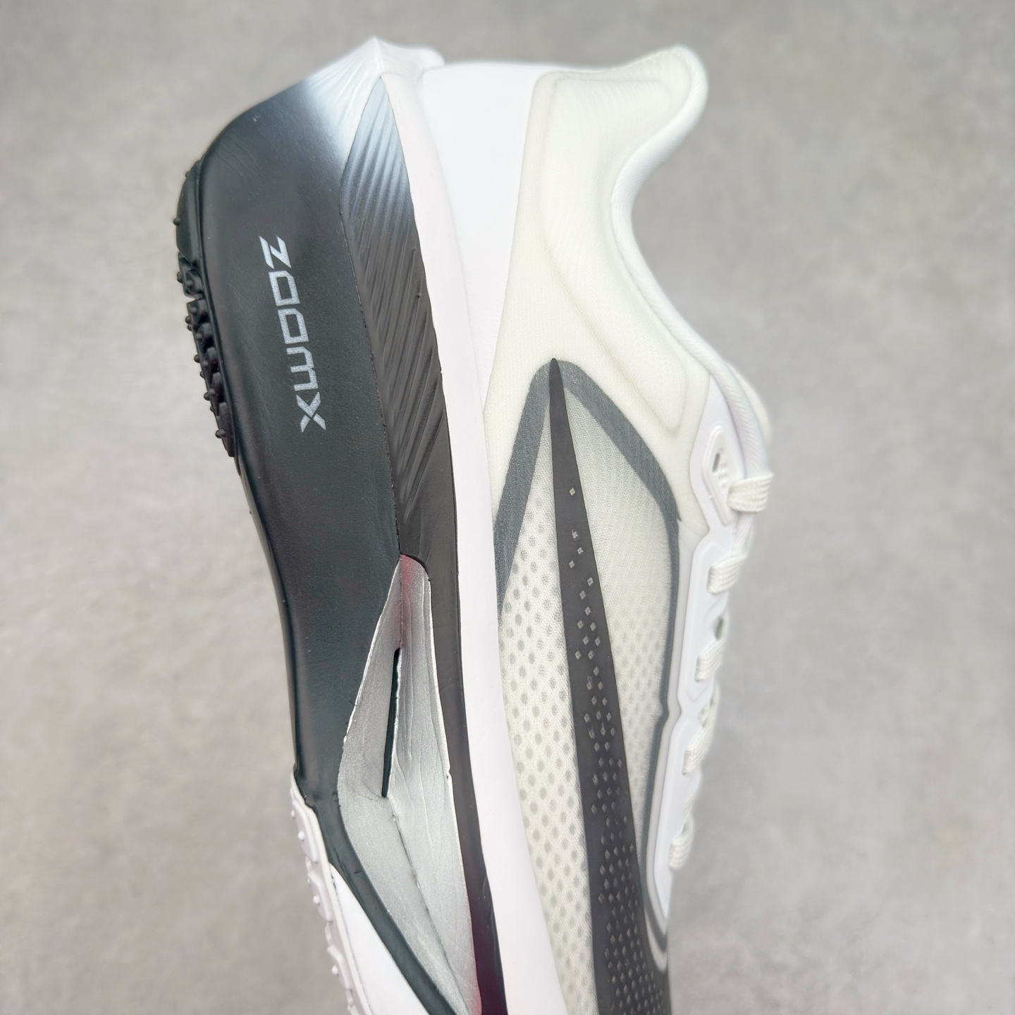 图片[6]-＃TG纯原 NK ZoomX Invincible Run Flyknit 6 轻量跑鞋 飞织低帮休闲运动慢跑鞋 厚底增高 老爹鞋 此鞋专为短跑运动员而生 是为 5 至 10 公里距离的赛事和训练打造 整体设计采用流线型的轻质工程网眼材质构成鞋面 并与其他 Running 旗舰鞋款同样搭载全脚掌 ZoomX 缓冲中底 搭配 Pebax 物料与橡胶外底 ZoomX StreakFly 首发配色以Prototype呈现 其灵感是来自开发期间的磨损测试 透过编号的标记与内侧的预期跑步距离突出研发过程 尺码：36 36.5 37.5 38 38.5 39 40 40.5 41 42 42.5 43 44 45-选品中心