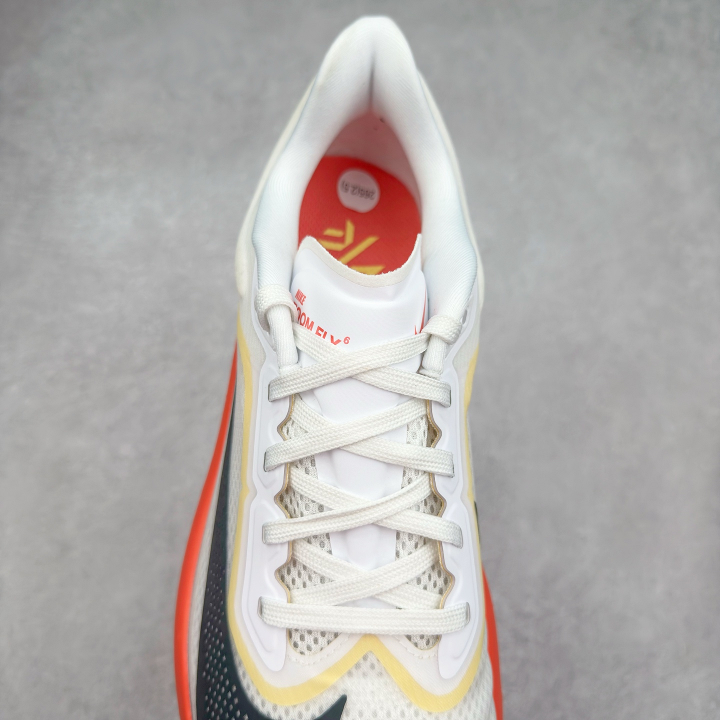 图片[5]-＃TG纯原 NK ZoomX Invincible Run Flyknit 6 轻量跑鞋 飞织低帮休闲运动慢跑鞋 厚底增高 老爹鞋 此鞋专为短跑运动员而生 是为 5 至 10 公里距离的赛事和训练打造 整体设计采用流线型的轻质工程网眼材质构成鞋面 并与其他 Running 旗舰鞋款同样搭载全脚掌 ZoomX 缓冲中底 搭配 Pebax 物料与橡胶外底 ZoomX StreakFly 首发配色以Prototype呈现 其灵感是来自开发期间的磨损测试 透过编号的标记与内侧的预期跑步距离突出研发过程 尺码：36 36.5 37.5 38 38.5 39 40 40.5 41 42 42.5 43 44 45-选品中心