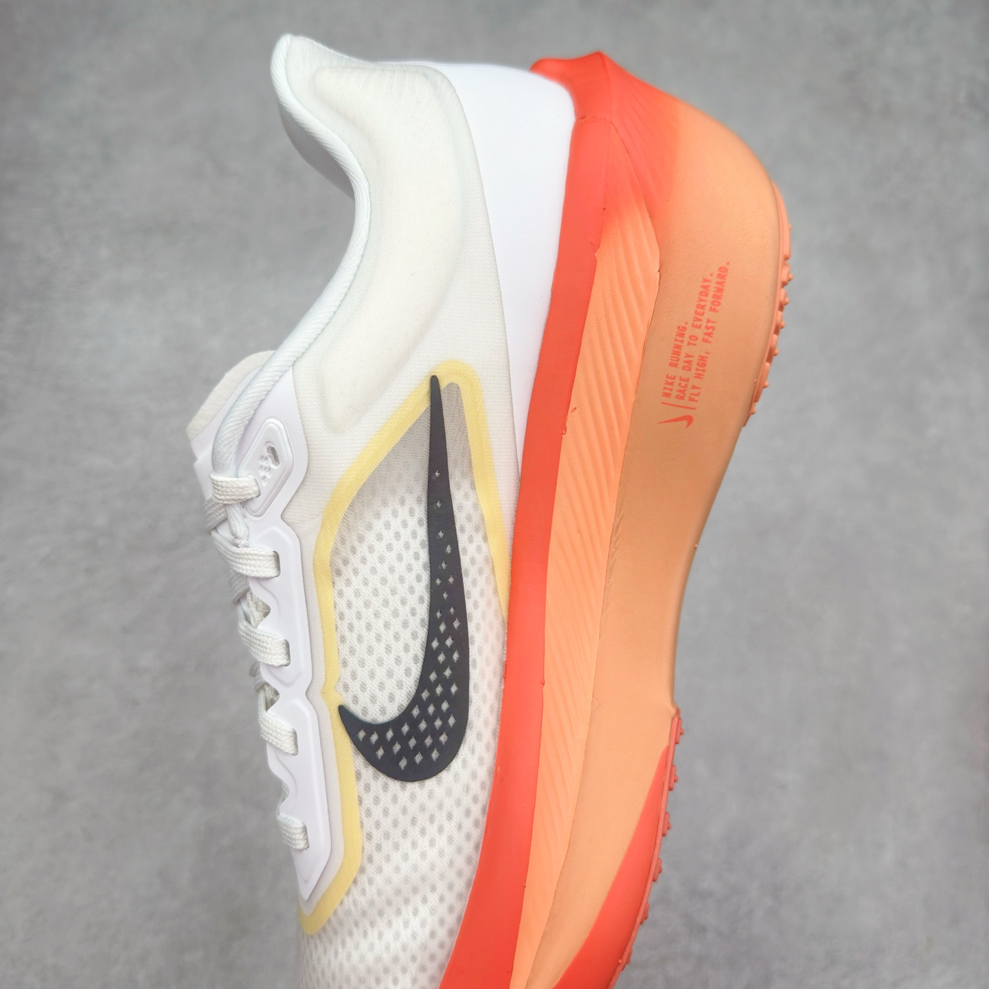 图片[7]-＃TG纯原 NK ZoomX Invincible Run Flyknit 6 轻量跑鞋 飞织低帮休闲运动慢跑鞋 厚底增高 老爹鞋 此鞋专为短跑运动员而生 是为 5 至 10 公里距离的赛事和训练打造 整体设计采用流线型的轻质工程网眼材质构成鞋面 并与其他 Running 旗舰鞋款同样搭载全脚掌 ZoomX 缓冲中底 搭配 Pebax 物料与橡胶外底 ZoomX StreakFly 首发配色以Prototype呈现 其灵感是来自开发期间的磨损测试 透过编号的标记与内侧的预期跑步距离突出研发过程 尺码：36 36.5 37.5 38 38.5 39 40 40.5 41 42 42.5 43 44 45-选品中心