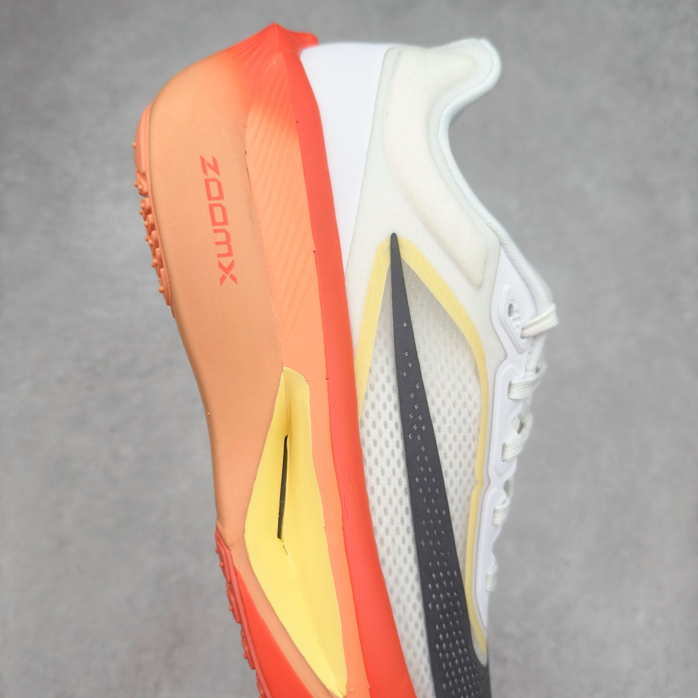 图片[6]-＃TG纯原 NK ZoomX Invincible Run Flyknit 6 轻量跑鞋 飞织低帮休闲运动慢跑鞋 厚底增高 老爹鞋 此鞋专为短跑运动员而生 是为 5 至 10 公里距离的赛事和训练打造 整体设计采用流线型的轻质工程网眼材质构成鞋面 并与其他 Running 旗舰鞋款同样搭载全脚掌 ZoomX 缓冲中底 搭配 Pebax 物料与橡胶外底 ZoomX StreakFly 首发配色以Prototype呈现 其灵感是来自开发期间的磨损测试 透过编号的标记与内侧的预期跑步距离突出研发过程 尺码：36 36.5 37.5 38 38.5 39 40 40.5 41 42 42.5 43 44 45-选品中心