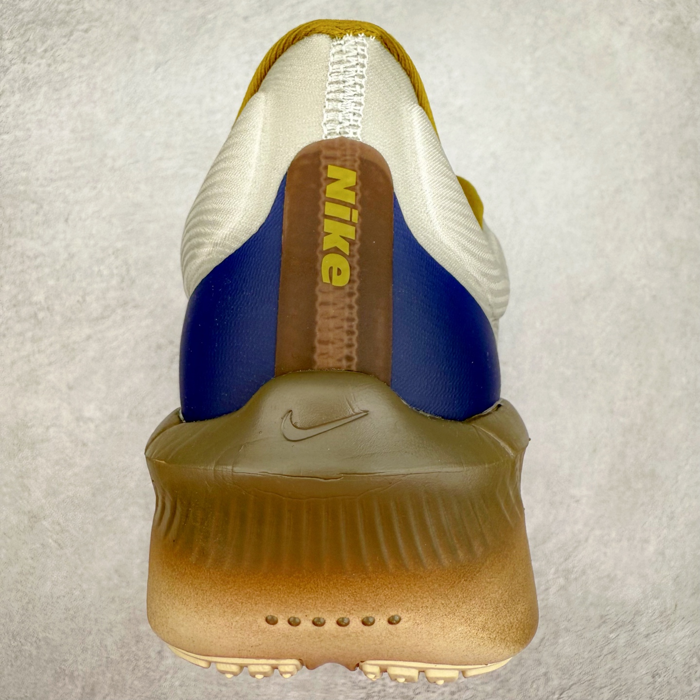 图片[8]-＃TG纯原 NK ZoomX Invincible Run Flyknit 6 轻量跑鞋 飞织低帮休闲运动慢跑鞋 厚底增高 老爹鞋 此鞋专为短跑运动员而生 是为 5 至 10 公里距离的赛事和训练打造 整体设计采用流线型的轻质工程网眼材质构成鞋面 并与其他 Running 旗舰鞋款同样搭载全脚掌 ZoomX 缓冲中底 搭配 Pebax 物料与橡胶外底 ZoomX StreakFly 首发配色以Prototype呈现 其灵感是来自开发期间的磨损测试 透过编号的标记与内侧的预期跑步距离突出研发过程 尺码：36 36.5 37.5 38 38.5 39 40 40.5 41 42 42.5 43 44 45-选品中心