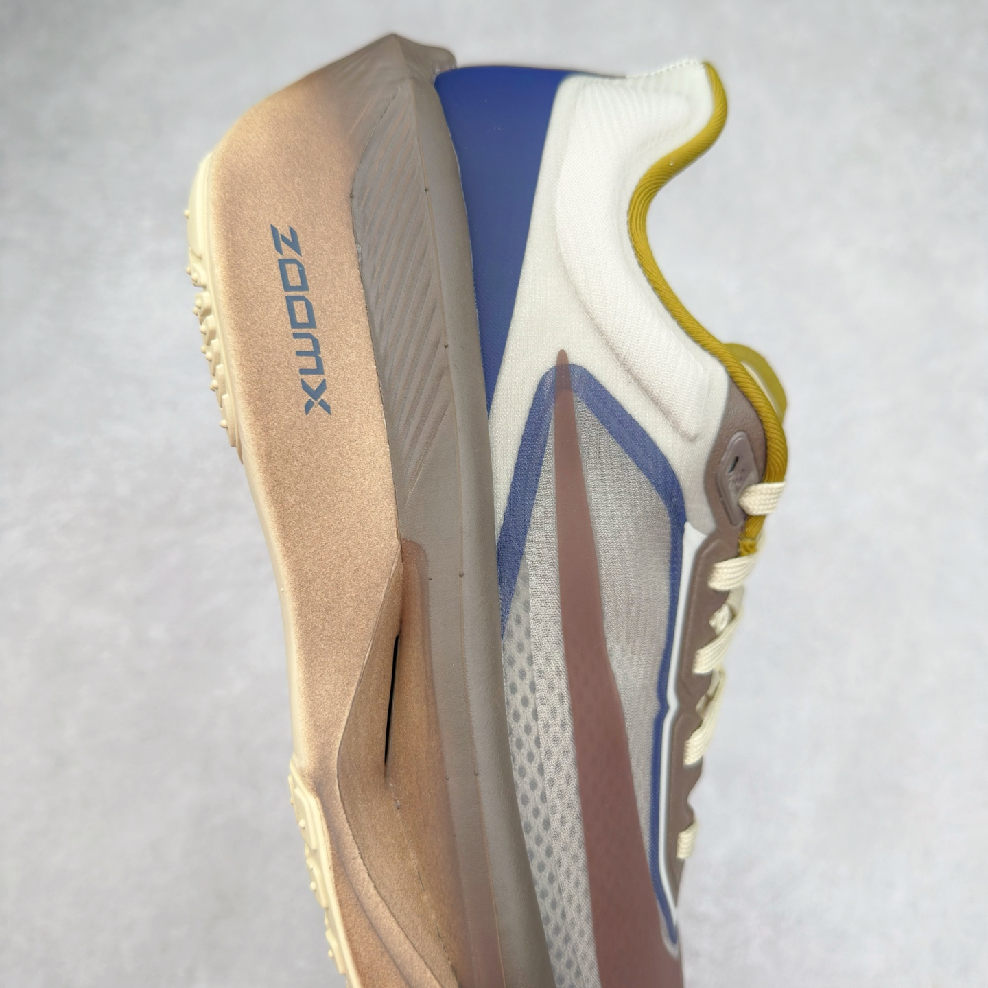 图片[6]-＃TG纯原 NK ZoomX Invincible Run Flyknit 6 轻量跑鞋 飞织低帮休闲运动慢跑鞋 厚底增高 老爹鞋 此鞋专为短跑运动员而生 是为 5 至 10 公里距离的赛事和训练打造 整体设计采用流线型的轻质工程网眼材质构成鞋面 并与其他 Running 旗舰鞋款同样搭载全脚掌 ZoomX 缓冲中底 搭配 Pebax 物料与橡胶外底 ZoomX StreakFly 首发配色以Prototype呈现 其灵感是来自开发期间的磨损测试 透过编号的标记与内侧的预期跑步距离突出研发过程 尺码：36 36.5 37.5 38 38.5 39 40 40.5 41 42 42.5 43 44 45-选品中心