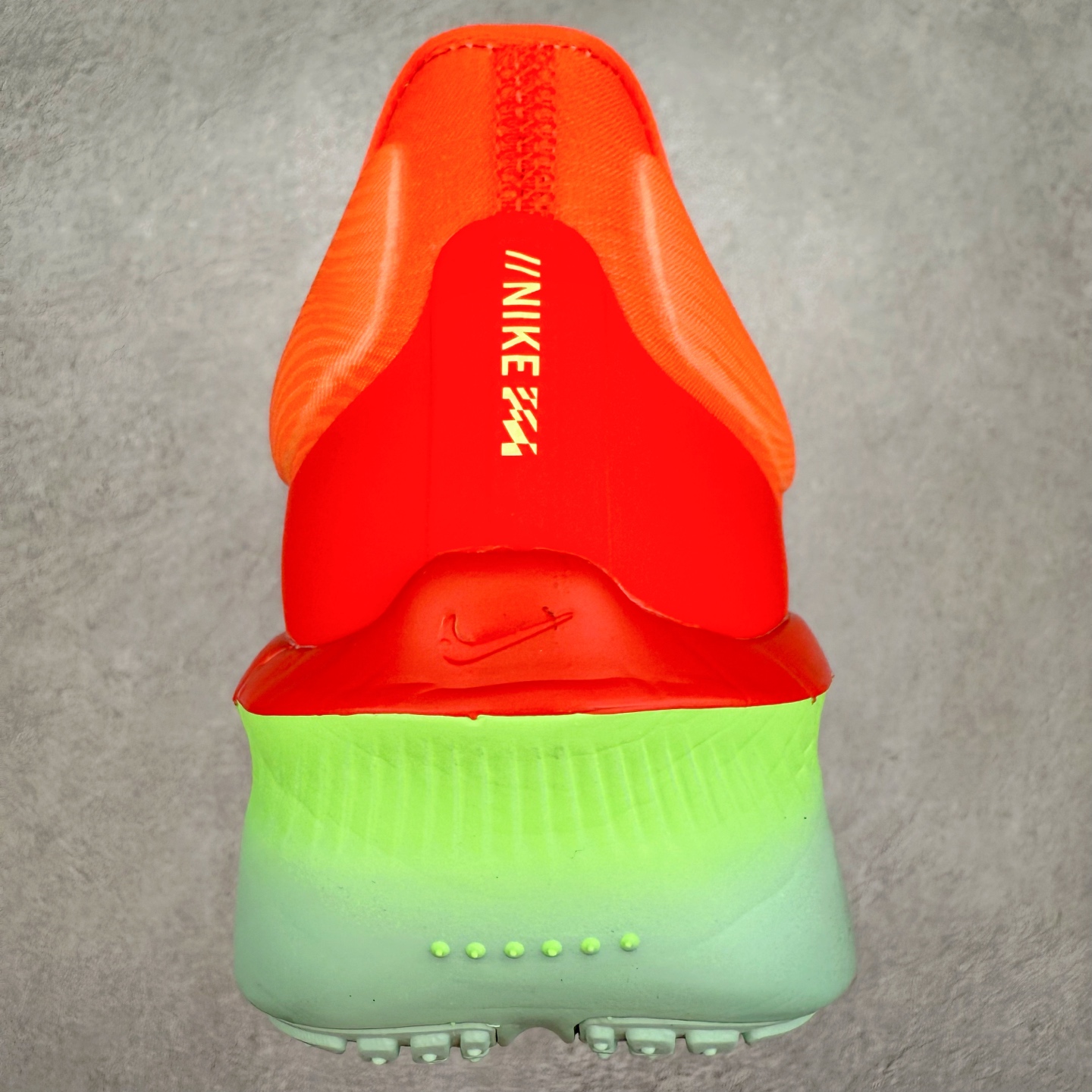 图片[8]-＃TG纯原 NK ZoomX Invincible Run Flyknit 6 轻量跑鞋 飞织低帮休闲运动慢跑鞋 厚底增高 老爹鞋 此鞋专为短跑运动员而生 是为 5 至 10 公里距离的赛事和训练打造 整体设计采用流线型的轻质工程网眼材质构成鞋面 并与其他 Running 旗舰鞋款同样搭载全脚掌 ZoomX 缓冲中底 搭配 Pebax 物料与橡胶外底 ZoomX StreakFly 首发配色以Prototype呈现 其灵感是来自开发期间的磨损测试 透过编号的标记与内侧的预期跑步距离突出研发过程 尺码：36 36.5 37.5 38 38.5 39 40 40.5 41 42 42.5 43 44 45-选品中心