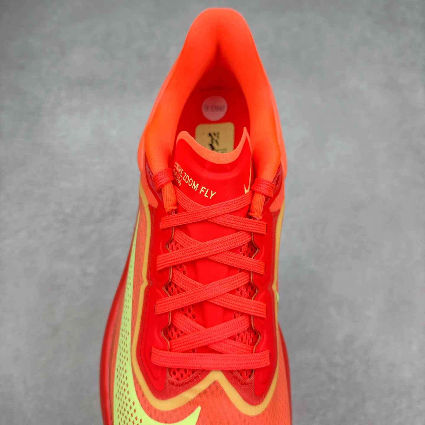 图片[5]-＃TG纯原 NK ZoomX Invincible Run Flyknit 6 轻量跑鞋 飞织低帮休闲运动慢跑鞋 厚底增高 老爹鞋 此鞋专为短跑运动员而生 是为 5 至 10 公里距离的赛事和训练打造 整体设计采用流线型的轻质工程网眼材质构成鞋面 并与其他 Running 旗舰鞋款同样搭载全脚掌 ZoomX 缓冲中底 搭配 Pebax 物料与橡胶外底 ZoomX StreakFly 首发配色以Prototype呈现 其灵感是来自开发期间的磨损测试 透过编号的标记与内侧的预期跑步距离突出研发过程 尺码：36 36.5 37.5 38 38.5 39 40 40.5 41 42 42.5 43 44 45-选品中心