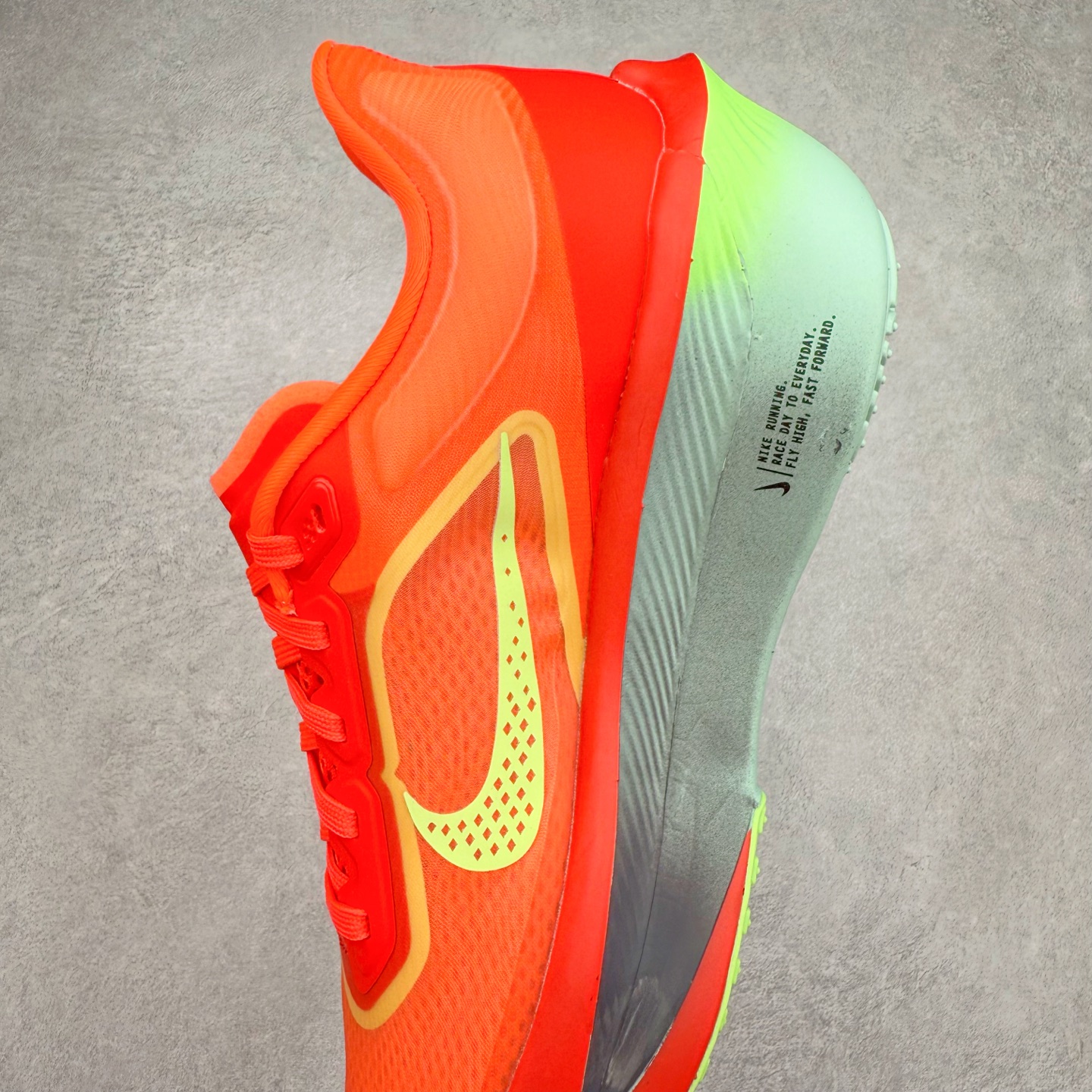 图片[7]-＃TG纯原 NK ZoomX Invincible Run Flyknit 6 轻量跑鞋 飞织低帮休闲运动慢跑鞋 厚底增高 老爹鞋 此鞋专为短跑运动员而生 是为 5 至 10 公里距离的赛事和训练打造 整体设计采用流线型的轻质工程网眼材质构成鞋面 并与其他 Running 旗舰鞋款同样搭载全脚掌 ZoomX 缓冲中底 搭配 Pebax 物料与橡胶外底 ZoomX StreakFly 首发配色以Prototype呈现 其灵感是来自开发期间的磨损测试 透过编号的标记与内侧的预期跑步距离突出研发过程 尺码：36 36.5 37.5 38 38.5 39 40 40.5 41 42 42.5 43 44 45-选品中心