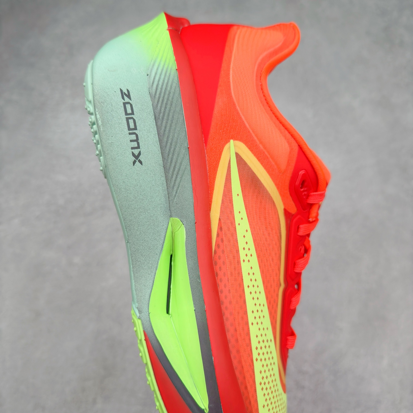 图片[6]-＃TG纯原 NK ZoomX Invincible Run Flyknit 6 轻量跑鞋 飞织低帮休闲运动慢跑鞋 厚底增高 老爹鞋 此鞋专为短跑运动员而生 是为 5 至 10 公里距离的赛事和训练打造 整体设计采用流线型的轻质工程网眼材质构成鞋面 并与其他 Running 旗舰鞋款同样搭载全脚掌 ZoomX 缓冲中底 搭配 Pebax 物料与橡胶外底 ZoomX StreakFly 首发配色以Prototype呈现 其灵感是来自开发期间的磨损测试 透过编号的标记与内侧的预期跑步距离突出研发过程 尺码：36 36.5 37.5 38 38.5 39 40 40.5 41 42 42.5 43 44 45-选品中心