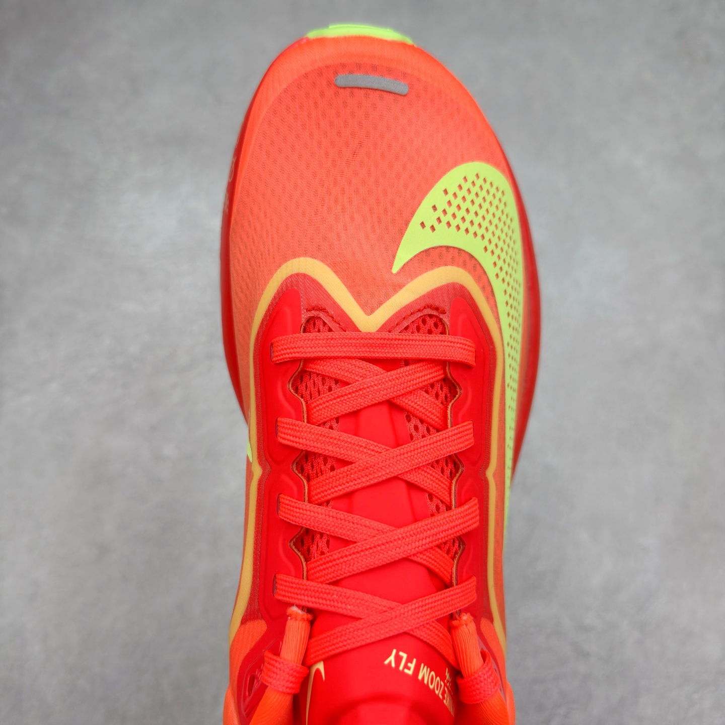 图片[4]-＃TG纯原 NK ZoomX Invincible Run Flyknit 6 轻量跑鞋 飞织低帮休闲运动慢跑鞋 厚底增高 老爹鞋 此鞋专为短跑运动员而生 是为 5 至 10 公里距离的赛事和训练打造 整体设计采用流线型的轻质工程网眼材质构成鞋面 并与其他 Running 旗舰鞋款同样搭载全脚掌 ZoomX 缓冲中底 搭配 Pebax 物料与橡胶外底 ZoomX StreakFly 首发配色以Prototype呈现 其灵感是来自开发期间的磨损测试 透过编号的标记与内侧的预期跑步距离突出研发过程 尺码：36 36.5 37.5 38 38.5 39 40 40.5 41 42 42.5 43 44 45-选品中心