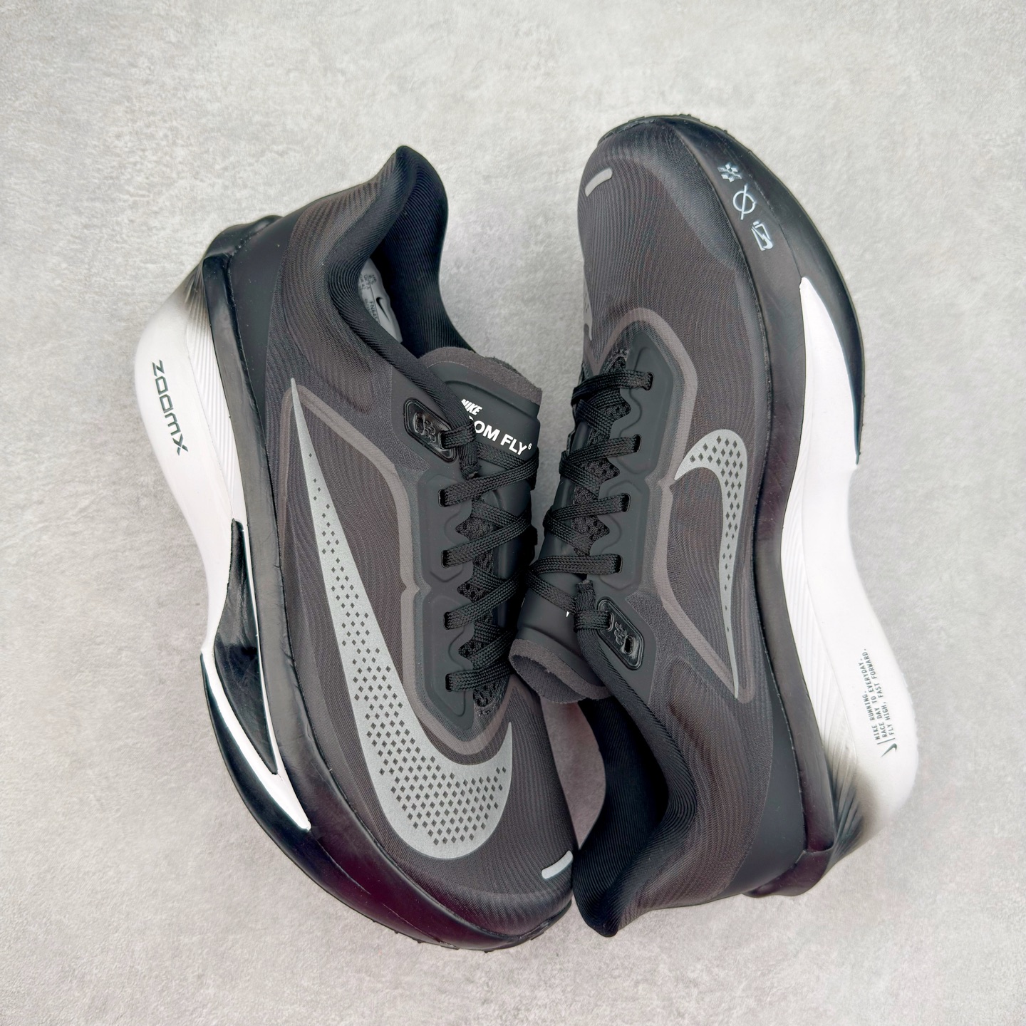 图片[3]-＃TG纯原 NK ZoomX Invincible Run Flyknit 6 轻量跑鞋 飞织低帮休闲运动慢跑鞋 厚底增高 老爹鞋 此鞋专为短跑运动员而生 是为 5 至 10 公里距离的赛事和训练打造 整体设计采用流线型的轻质工程网眼材质构成鞋面 并与其他 Running 旗舰鞋款同样搭载全脚掌 ZoomX 缓冲中底 搭配 Pebax 物料与橡胶外底 ZoomX StreakFly 首发配色以Prototype呈现 其灵感是来自开发期间的磨损测试 透过编号的标记与内侧的预期跑步距离突出研发过程 尺码：36 36.5 37.5 38 38.5 39 40 40.5 41 42 42.5 43 44 45-选品中心