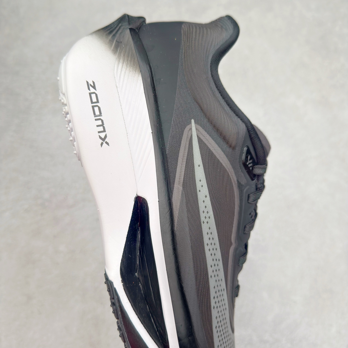 图片[6]-＃TG纯原 NK ZoomX Invincible Run Flyknit 6 轻量跑鞋 飞织低帮休闲运动慢跑鞋 厚底增高 老爹鞋 此鞋专为短跑运动员而生 是为 5 至 10 公里距离的赛事和训练打造 整体设计采用流线型的轻质工程网眼材质构成鞋面 并与其他 Running 旗舰鞋款同样搭载全脚掌 ZoomX 缓冲中底 搭配 Pebax 物料与橡胶外底 ZoomX StreakFly 首发配色以Prototype呈现 其灵感是来自开发期间的磨损测试 透过编号的标记与内侧的预期跑步距离突出研发过程 尺码：36 36.5 37.5 38 38.5 39 40 40.5 41 42 42.5 43 44 45-选品中心