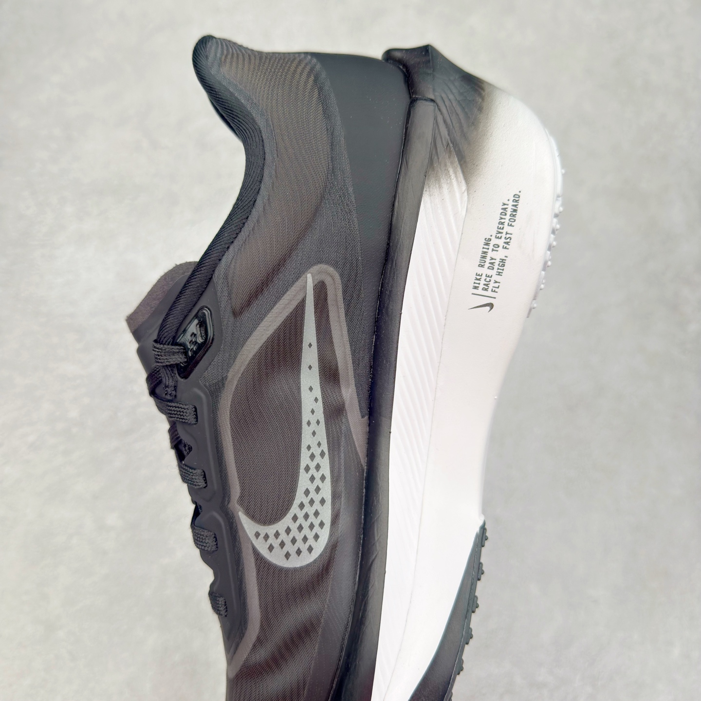 图片[7]-＃TG纯原 NK ZoomX Invincible Run Flyknit 6 轻量跑鞋 飞织低帮休闲运动慢跑鞋 厚底增高 老爹鞋 此鞋专为短跑运动员而生 是为 5 至 10 公里距离的赛事和训练打造 整体设计采用流线型的轻质工程网眼材质构成鞋面 并与其他 Running 旗舰鞋款同样搭载全脚掌 ZoomX 缓冲中底 搭配 Pebax 物料与橡胶外底 ZoomX StreakFly 首发配色以Prototype呈现 其灵感是来自开发期间的磨损测试 透过编号的标记与内侧的预期跑步距离突出研发过程 尺码：36 36.5 37.5 38 38.5 39 40 40.5 41 42 42.5 43 44 45-选品中心