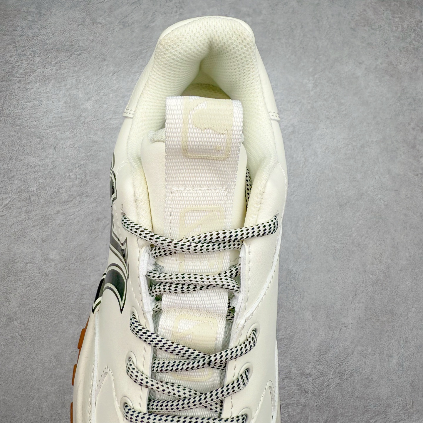 图片[5]-＃特价福利 MLB BigBall Chunky纽约洋基队增高复古风印花老爹鞋 MLB是韩国F&F旗下潮流服装品牌 拥有150年历史的经典传统 是街头文化和国际生活方式的领导者 MLB拥有包括男装、女装、童装、配饰在内的全品类服饰 提供覆盖各性别、各年龄层、From Head to Toe的穿搭装备 其产品结合了韩国的时尚造型与质感 展现了运动服饰也可以兼具时尚潮流的风格 在产品设计上 MLB不仅融合了美国职业棒球大联盟的各当家球队 更结合了棒球运动中的各个元素 复古风范自信控场 复古鞋型率先勾描独特的自我态度 在经典线条与时尚元素的精彩交织下刷新街头复古运动风潮 质感十足兼备卓越的舒适透气性能迎合夏日追求的自在脚感。尺码：36 36.5 37.5 38 38.5 39 40 40.5 41 42 42.5 43 44 44.5 45-选品中心