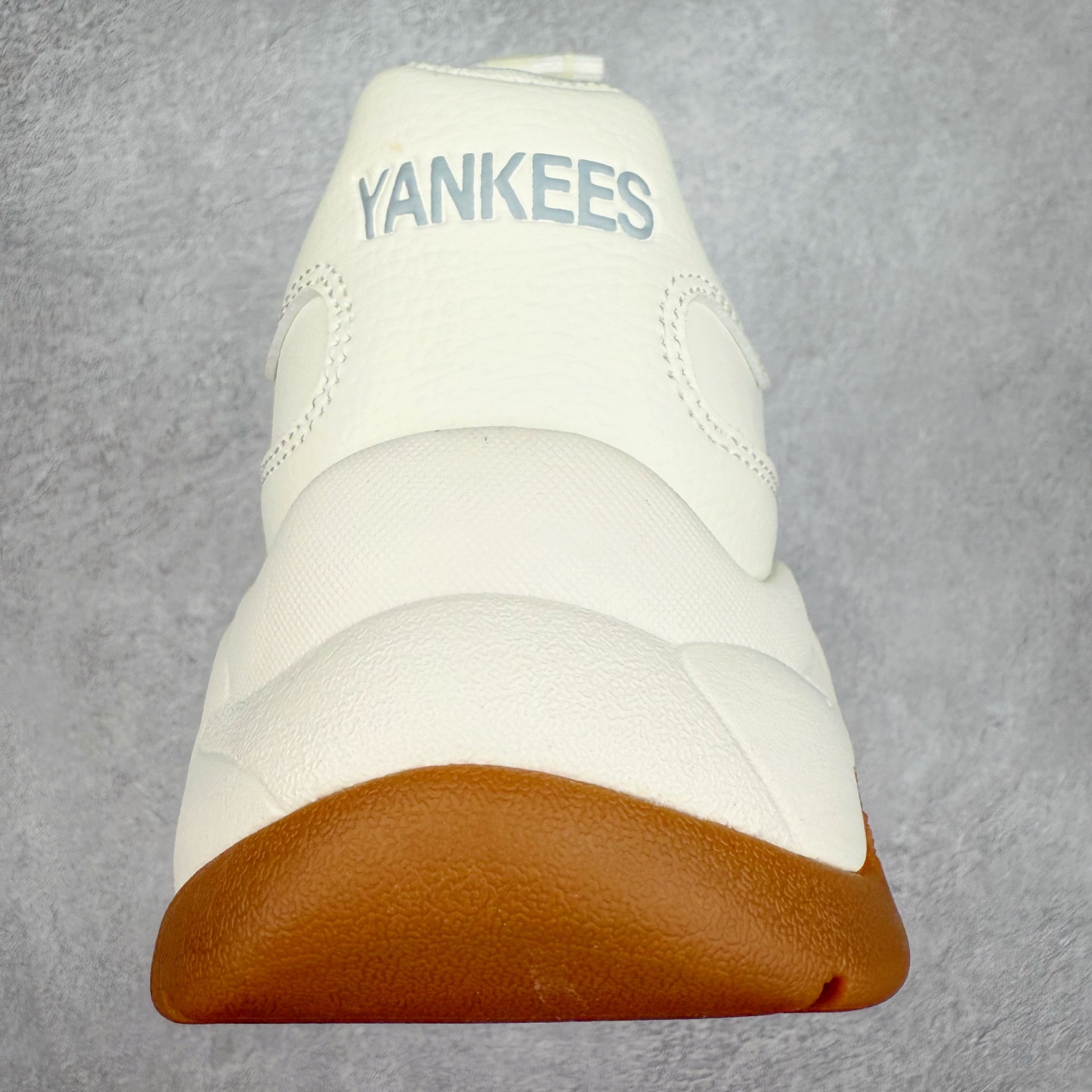 图片[8]-＃特价福利 MLB BigBall Chunky纽约洋基队增高复古风印花老爹鞋 MLB是韩国F&F旗下潮流服装品牌 拥有150年历史的经典传统 是街头文化和国际生活方式的领导者 MLB拥有包括男装、女装、童装、配饰在内的全品类服饰 提供覆盖各性别、各年龄层、From Head to Toe的穿搭装备 其产品结合了韩国的时尚造型与质感 展现了运动服饰也可以兼具时尚潮流的风格 在产品设计上 MLB不仅融合了美国职业棒球大联盟的各当家球队 更结合了棒球运动中的各个元素 复古风范自信控场 复古鞋型率先勾描独特的自我态度 在经典线条与时尚元素的精彩交织下刷新街头复古运动风潮 质感十足兼备卓越的舒适透气性能迎合夏日追求的自在脚感。尺码：36 36.5 37.5 38 38.5 39 40 40.5 41 42 42.5 43 44 44.5 45-选品中心