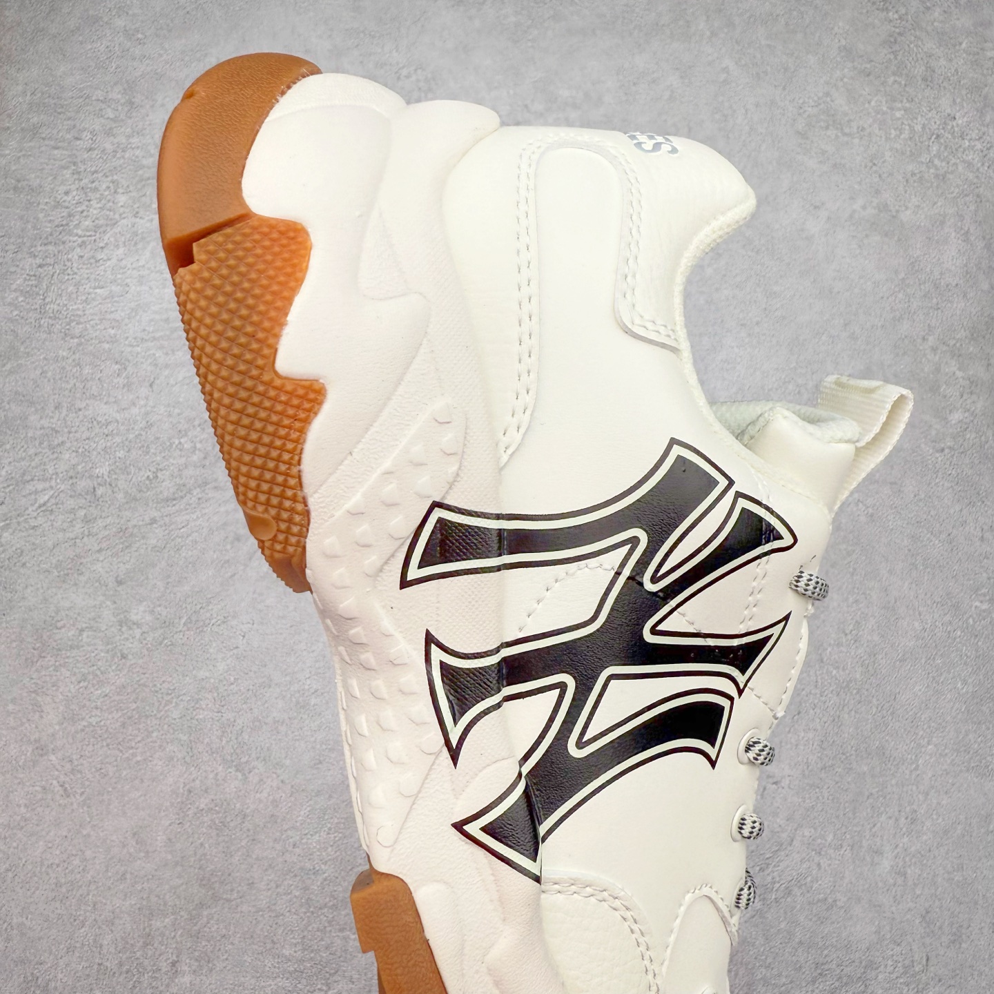 图片[6]-＃特价福利 MLB BigBall Chunky纽约洋基队增高复古风印花老爹鞋 MLB是韩国F&F旗下潮流服装品牌 拥有150年历史的经典传统 是街头文化和国际生活方式的领导者 MLB拥有包括男装、女装、童装、配饰在内的全品类服饰 提供覆盖各性别、各年龄层、From Head to Toe的穿搭装备 其产品结合了韩国的时尚造型与质感 展现了运动服饰也可以兼具时尚潮流的风格 在产品设计上 MLB不仅融合了美国职业棒球大联盟的各当家球队 更结合了棒球运动中的各个元素 复古风范自信控场 复古鞋型率先勾描独特的自我态度 在经典线条与时尚元素的精彩交织下刷新街头复古运动风潮 质感十足兼备卓越的舒适透气性能迎合夏日追求的自在脚感。尺码：36 36.5 37.5 38 38.5 39 40 40.5 41 42 42.5 43 44 44.5 45-选品中心