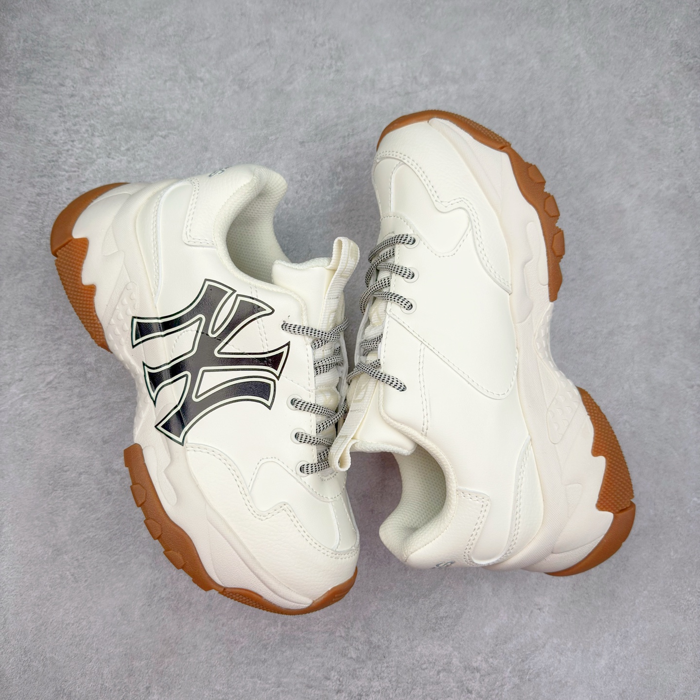 图片[3]-＃特价福利 MLB BigBall Chunky纽约洋基队增高复古风印花老爹鞋 MLB是韩国F&F旗下潮流服装品牌 拥有150年历史的经典传统 是街头文化和国际生活方式的领导者 MLB拥有包括男装、女装、童装、配饰在内的全品类服饰 提供覆盖各性别、各年龄层、From Head to Toe的穿搭装备 其产品结合了韩国的时尚造型与质感 展现了运动服饰也可以兼具时尚潮流的风格 在产品设计上 MLB不仅融合了美国职业棒球大联盟的各当家球队 更结合了棒球运动中的各个元素 复古风范自信控场 复古鞋型率先勾描独特的自我态度 在经典线条与时尚元素的精彩交织下刷新街头复古运动风潮 质感十足兼备卓越的舒适透气性能迎合夏日追求的自在脚感。尺码：36 36.5 37.5 38 38.5 39 40 40.5 41 42 42.5 43 44 44.5 45-选品中心