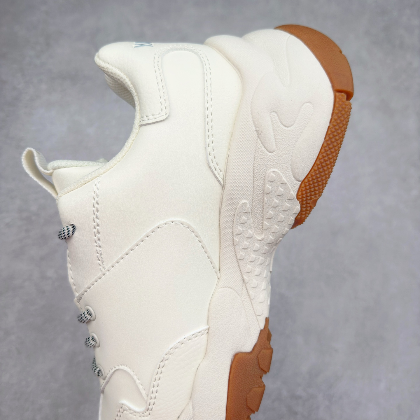 图片[7]-＃特价福利 MLB BigBall Chunky纽约洋基队增高复古风印花老爹鞋 MLB是韩国F&F旗下潮流服装品牌 拥有150年历史的经典传统 是街头文化和国际生活方式的领导者 MLB拥有包括男装、女装、童装、配饰在内的全品类服饰 提供覆盖各性别、各年龄层、From Head to Toe的穿搭装备 其产品结合了韩国的时尚造型与质感 展现了运动服饰也可以兼具时尚潮流的风格 在产品设计上 MLB不仅融合了美国职业棒球大联盟的各当家球队 更结合了棒球运动中的各个元素 复古风范自信控场 复古鞋型率先勾描独特的自我态度 在经典线条与时尚元素的精彩交织下刷新街头复古运动风潮 质感十足兼备卓越的舒适透气性能迎合夏日追求的自在脚感。尺码：36 36.5 37.5 38 38.5 39 40 40.5 41 42 42.5 43 44 44.5 45-选品中心