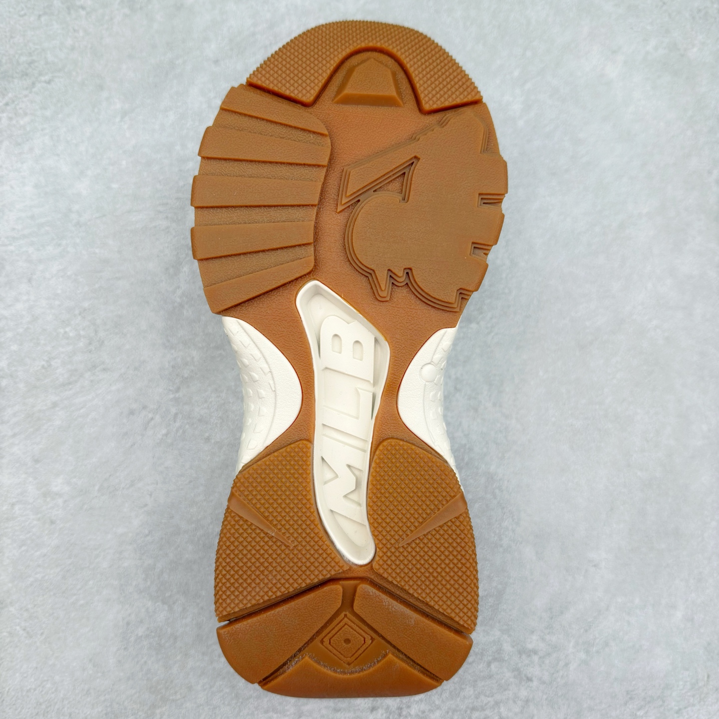 图片[9]-＃特价福利 MLB BigBall Chunky纽约洋基队增高复古风印花老爹鞋 MLB是韩国F&F旗下潮流服装品牌 拥有150年历史的经典传统 是街头文化和国际生活方式的领导者 MLB拥有包括男装、女装、童装、配饰在内的全品类服饰 提供覆盖各性别、各年龄层、From Head to Toe的穿搭装备 其产品结合了韩国的时尚造型与质感 展现了运动服饰也可以兼具时尚潮流的风格 在产品设计上 MLB不仅融合了美国职业棒球大联盟的各当家球队 更结合了棒球运动中的各个元素 复古风范自信控场 复古鞋型率先勾描独特的自我态度 在经典线条与时尚元素的精彩交织下刷新街头复古运动风潮 质感十足兼备卓越的舒适透气性能迎合夏日追求的自在脚感。尺码：36 36.5 37.5 38 38.5 39 40 40.5 41 42 42.5 43 44 44.5 45-选品中心