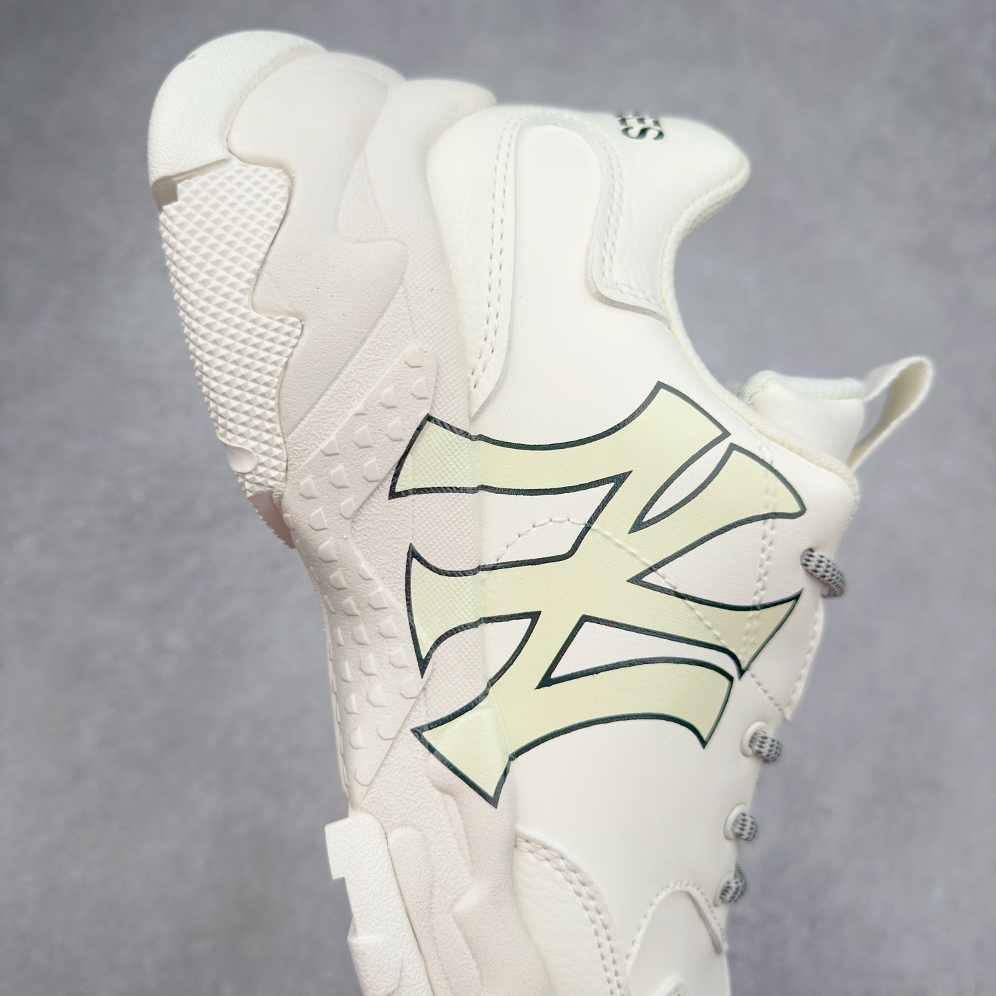 图片[6]-＃特价福利 MLB BigBall Chunky纽约洋基队增高复古风印花老爹鞋 MLB是韩国F&F旗下潮流服装品牌 拥有150年历史的经典传统 是街头文化和国际生活方式的领导者 MLB拥有包括男装、女装、童装、配饰在内的全品类服饰 提供覆盖各性别、各年龄层、From Head to Toe的穿搭装备 其产品结合了韩国的时尚造型与质感 展现了运动服饰也可以兼具时尚潮流的风格 在产品设计上 MLB不仅融合了美国职业棒球大联盟的各当家球队 更结合了棒球运动中的各个元素 复古风范自信控场 复古鞋型率先勾描独特的自我态度 在经典线条与时尚元素的精彩交织下刷新街头复古运动风潮 质感十足兼备卓越的舒适透气性能迎合夏日追求的自在脚感。尺码：36 36.5 37.5 38 38.5 39 40 40.5 41 42 42.5 43 44 44.5 45-选品中心