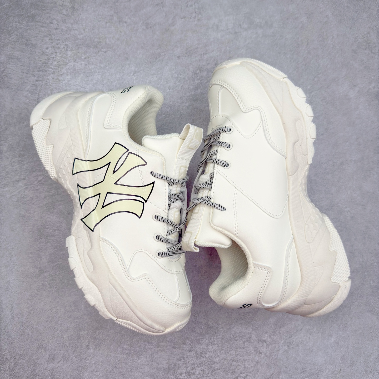 图片[3]-＃特价福利 MLB BigBall Chunky纽约洋基队增高复古风印花老爹鞋 MLB是韩国F&F旗下潮流服装品牌 拥有150年历史的经典传统 是街头文化和国际生活方式的领导者 MLB拥有包括男装、女装、童装、配饰在内的全品类服饰 提供覆盖各性别、各年龄层、From Head to Toe的穿搭装备 其产品结合了韩国的时尚造型与质感 展现了运动服饰也可以兼具时尚潮流的风格 在产品设计上 MLB不仅融合了美国职业棒球大联盟的各当家球队 更结合了棒球运动中的各个元素 复古风范自信控场 复古鞋型率先勾描独特的自我态度 在经典线条与时尚元素的精彩交织下刷新街头复古运动风潮 质感十足兼备卓越的舒适透气性能迎合夏日追求的自在脚感。尺码：36 36.5 37.5 38 38.5 39 40 40.5 41 42 42.5 43 44 44.5 45-选品中心