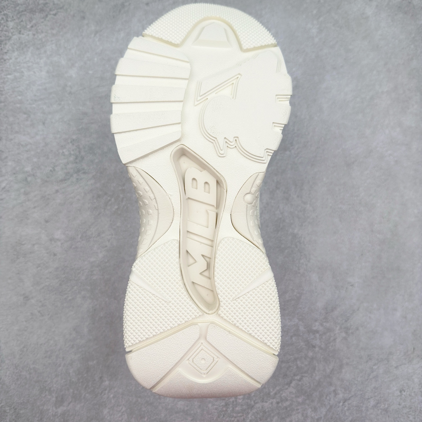 图片[9]-＃特价福利 MLB BigBall Chunky纽约洋基队增高复古风印花老爹鞋 MLB是韩国F&F旗下潮流服装品牌 拥有150年历史的经典传统 是街头文化和国际生活方式的领导者 MLB拥有包括男装、女装、童装、配饰在内的全品类服饰 提供覆盖各性别、各年龄层、From Head to Toe的穿搭装备 其产品结合了韩国的时尚造型与质感 展现了运动服饰也可以兼具时尚潮流的风格 在产品设计上 MLB不仅融合了美国职业棒球大联盟的各当家球队 更结合了棒球运动中的各个元素 复古风范自信控场 复古鞋型率先勾描独特的自我态度 在经典线条与时尚元素的精彩交织下刷新街头复古运动风潮 质感十足兼备卓越的舒适透气性能迎合夏日追求的自在脚感。尺码：36 36.5 37.5 38 38.5 39 40 40.5 41 42 42.5 43 44 44.5 45-选品中心