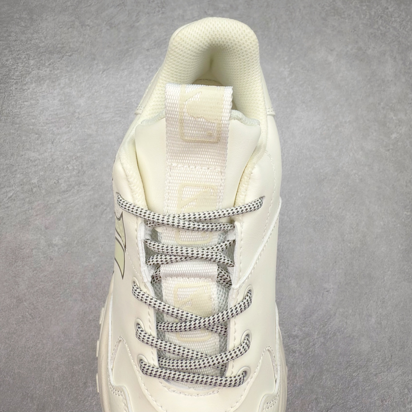 图片[5]-＃特价福利 MLB BigBall Chunky纽约洋基队增高复古风印花老爹鞋 MLB是韩国F&F旗下潮流服装品牌 拥有150年历史的经典传统 是街头文化和国际生活方式的领导者 MLB拥有包括男装、女装、童装、配饰在内的全品类服饰 提供覆盖各性别、各年龄层、From Head to Toe的穿搭装备 其产品结合了韩国的时尚造型与质感 展现了运动服饰也可以兼具时尚潮流的风格 在产品设计上 MLB不仅融合了美国职业棒球大联盟的各当家球队 更结合了棒球运动中的各个元素 复古风范自信控场 复古鞋型率先勾描独特的自我态度 在经典线条与时尚元素的精彩交织下刷新街头复古运动风潮 质感十足兼备卓越的舒适透气性能迎合夏日追求的自在脚感。尺码：36 36.5 37.5 38 38.5 39 40 40.5 41 42 42.5 43 44 44.5 45-选品中心