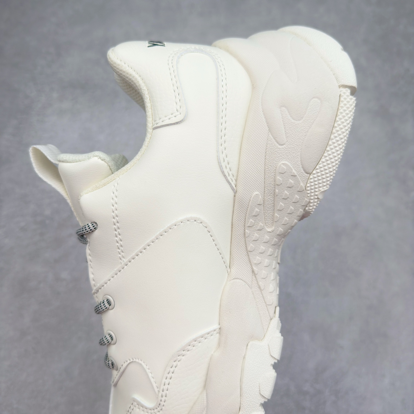 图片[7]-＃特价福利 MLB BigBall Chunky纽约洋基队增高复古风印花老爹鞋 MLB是韩国F&F旗下潮流服装品牌 拥有150年历史的经典传统 是街头文化和国际生活方式的领导者 MLB拥有包括男装、女装、童装、配饰在内的全品类服饰 提供覆盖各性别、各年龄层、From Head to Toe的穿搭装备 其产品结合了韩国的时尚造型与质感 展现了运动服饰也可以兼具时尚潮流的风格 在产品设计上 MLB不仅融合了美国职业棒球大联盟的各当家球队 更结合了棒球运动中的各个元素 复古风范自信控场 复古鞋型率先勾描独特的自我态度 在经典线条与时尚元素的精彩交织下刷新街头复古运动风潮 质感十足兼备卓越的舒适透气性能迎合夏日追求的自在脚感。尺码：36 36.5 37.5 38 38.5 39 40 40.5 41 42 42.5 43 44 44.5 45-选品中心