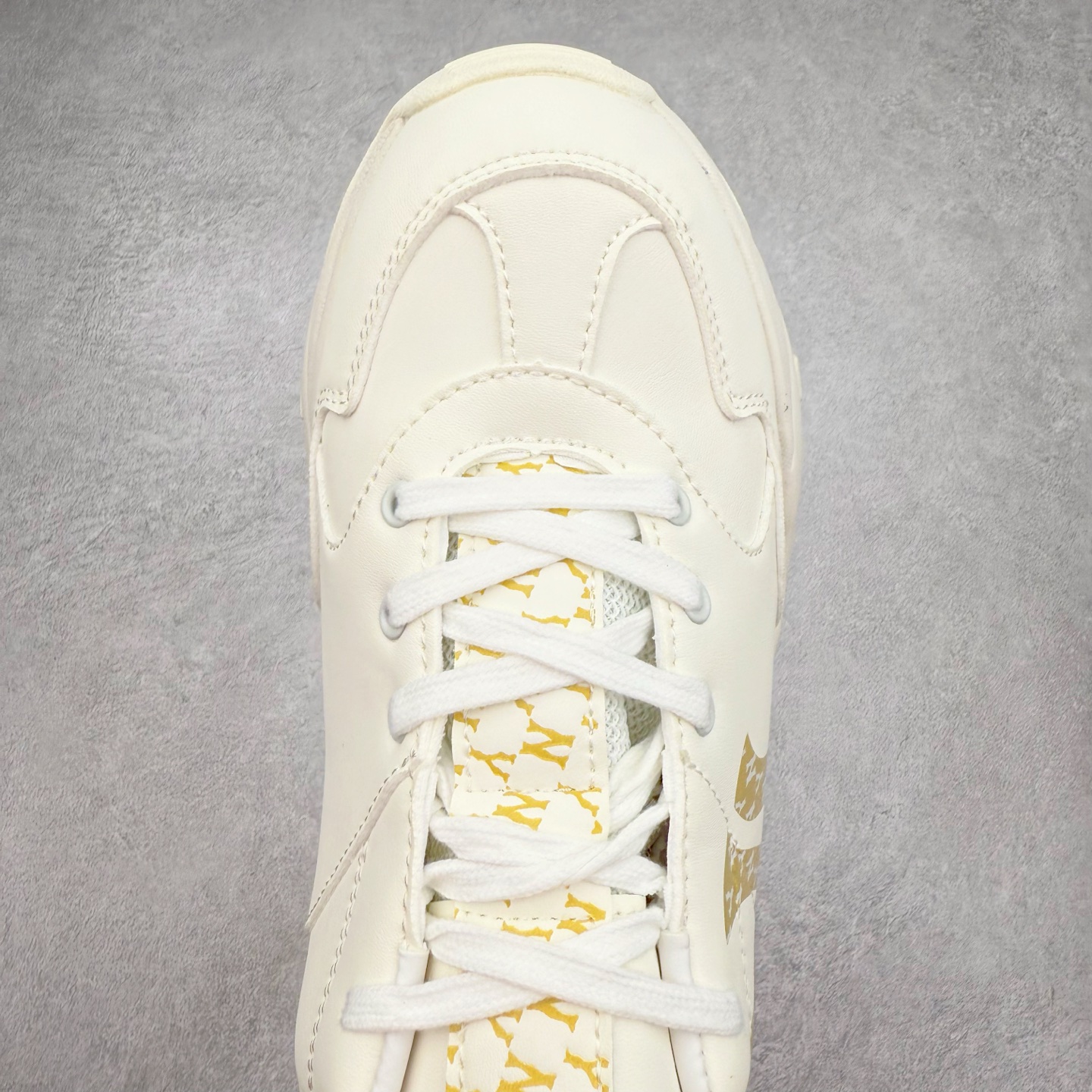 图片[4]-＃特价福利 MLB BigBall Chunky纽约洋基队增高复古风印花老爹鞋 MLB是韩国F&F旗下潮流服装品牌 拥有150年历史的经典传统 是街头文化和国际生活方式的领导者 MLB拥有包括男装、女装、童装、配饰在内的全品类服饰 提供覆盖各性别、各年龄层、From Head to Toe的穿搭装备 其产品结合了韩国的时尚造型与质感 展现了运动服饰也可以兼具时尚潮流的风格 在产品设计上 MLB不仅融合了美国职业棒球大联盟的各当家球队 更结合了棒球运动中的各个元素 复古风范自信控场 复古鞋型率先勾描独特的自我态度 在经典线条与时尚元素的精彩交织下刷新街头复古运动风潮 质感十足兼备卓越的舒适透气性能迎合夏日追求的自在脚感。尺码：36 36.5 37.5 38 38.5 39 40 40.5 41 42 42.5 43 44 44.5 45-选品中心