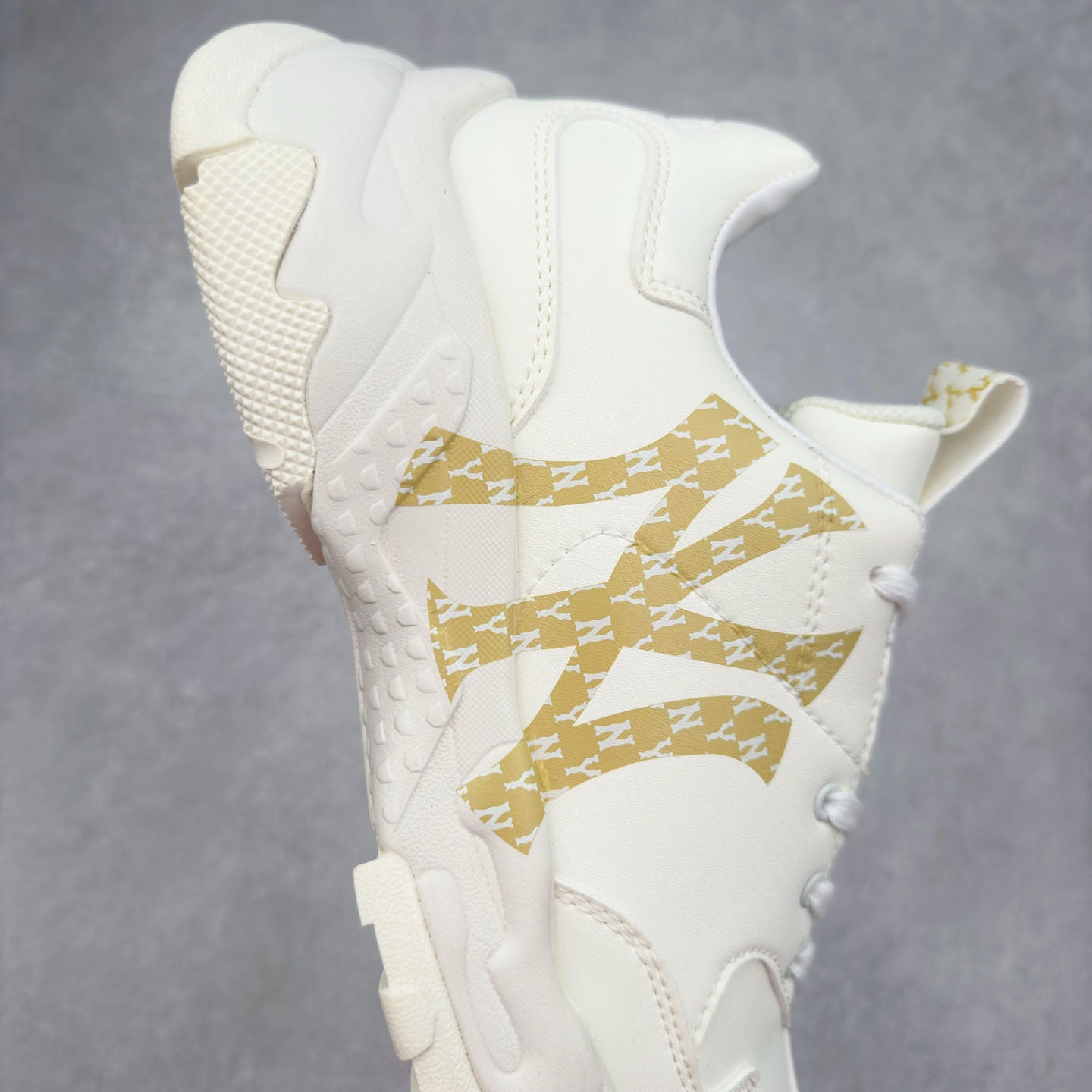 图片[6]-＃特价福利 MLB BigBall Chunky纽约洋基队增高复古风印花老爹鞋 MLB是韩国F&F旗下潮流服装品牌 拥有150年历史的经典传统 是街头文化和国际生活方式的领导者 MLB拥有包括男装、女装、童装、配饰在内的全品类服饰 提供覆盖各性别、各年龄层、From Head to Toe的穿搭装备 其产品结合了韩国的时尚造型与质感 展现了运动服饰也可以兼具时尚潮流的风格 在产品设计上 MLB不仅融合了美国职业棒球大联盟的各当家球队 更结合了棒球运动中的各个元素 复古风范自信控场 复古鞋型率先勾描独特的自我态度 在经典线条与时尚元素的精彩交织下刷新街头复古运动风潮 质感十足兼备卓越的舒适透气性能迎合夏日追求的自在脚感。尺码：36 36.5 37.5 38 38.5 39 40 40.5 41 42 42.5 43 44 44.5 45-选品中心