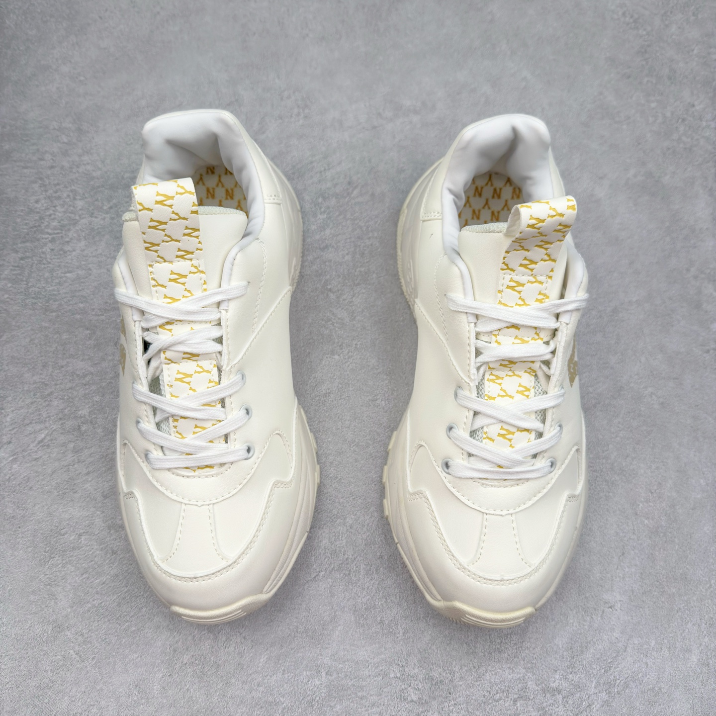 图片[2]-＃特价福利 MLB BigBall Chunky纽约洋基队增高复古风印花老爹鞋 MLB是韩国F&F旗下潮流服装品牌 拥有150年历史的经典传统 是街头文化和国际生活方式的领导者 MLB拥有包括男装、女装、童装、配饰在内的全品类服饰 提供覆盖各性别、各年龄层、From Head to Toe的穿搭装备 其产品结合了韩国的时尚造型与质感 展现了运动服饰也可以兼具时尚潮流的风格 在产品设计上 MLB不仅融合了美国职业棒球大联盟的各当家球队 更结合了棒球运动中的各个元素 复古风范自信控场 复古鞋型率先勾描独特的自我态度 在经典线条与时尚元素的精彩交织下刷新街头复古运动风潮 质感十足兼备卓越的舒适透气性能迎合夏日追求的自在脚感。尺码：36 36.5 37.5 38 38.5 39 40 40.5 41 42 42.5 43 44 44.5 45-选品中心