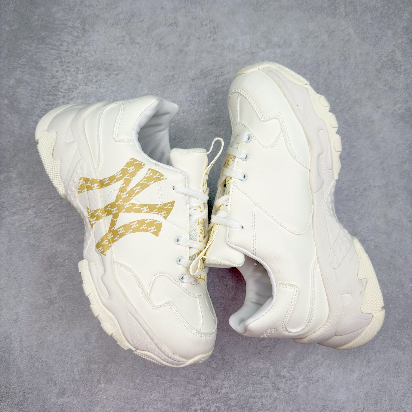 图片[3]-＃特价福利 MLB BigBall Chunky纽约洋基队增高复古风印花老爹鞋 MLB是韩国F&F旗下潮流服装品牌 拥有150年历史的经典传统 是街头文化和国际生活方式的领导者 MLB拥有包括男装、女装、童装、配饰在内的全品类服饰 提供覆盖各性别、各年龄层、From Head to Toe的穿搭装备 其产品结合了韩国的时尚造型与质感 展现了运动服饰也可以兼具时尚潮流的风格 在产品设计上 MLB不仅融合了美国职业棒球大联盟的各当家球队 更结合了棒球运动中的各个元素 复古风范自信控场 复古鞋型率先勾描独特的自我态度 在经典线条与时尚元素的精彩交织下刷新街头复古运动风潮 质感十足兼备卓越的舒适透气性能迎合夏日追求的自在脚感。尺码：36 36.5 37.5 38 38.5 39 40 40.5 41 42 42.5 43 44 44.5 45-选品中心