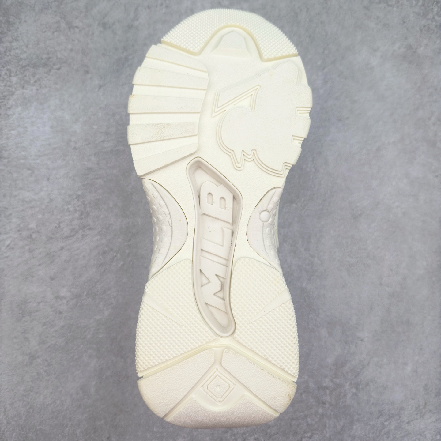 图片[9]-＃特价福利 MLB BigBall Chunky纽约洋基队增高复古风印花老爹鞋 MLB是韩国F&F旗下潮流服装品牌 拥有150年历史的经典传统 是街头文化和国际生活方式的领导者 MLB拥有包括男装、女装、童装、配饰在内的全品类服饰 提供覆盖各性别、各年龄层、From Head to Toe的穿搭装备 其产品结合了韩国的时尚造型与质感 展现了运动服饰也可以兼具时尚潮流的风格 在产品设计上 MLB不仅融合了美国职业棒球大联盟的各当家球队 更结合了棒球运动中的各个元素 复古风范自信控场 复古鞋型率先勾描独特的自我态度 在经典线条与时尚元素的精彩交织下刷新街头复古运动风潮 质感十足兼备卓越的舒适透气性能迎合夏日追求的自在脚感。尺码：36 36.5 37.5 38 38.5 39 40 40.5 41 42 42.5 43 44 44.5 45-选品中心