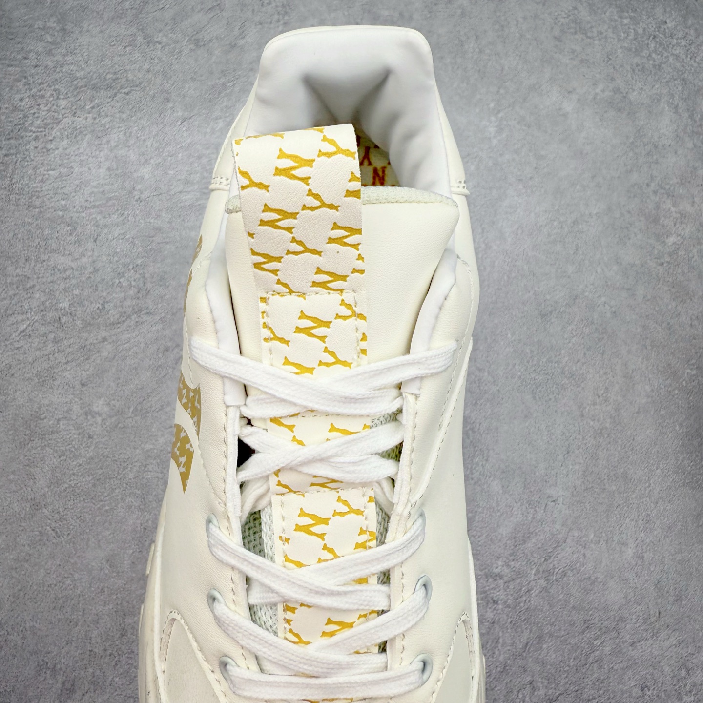 图片[5]-＃特价福利 MLB BigBall Chunky纽约洋基队增高复古风印花老爹鞋 MLB是韩国F&F旗下潮流服装品牌 拥有150年历史的经典传统 是街头文化和国际生活方式的领导者 MLB拥有包括男装、女装、童装、配饰在内的全品类服饰 提供覆盖各性别、各年龄层、From Head to Toe的穿搭装备 其产品结合了韩国的时尚造型与质感 展现了运动服饰也可以兼具时尚潮流的风格 在产品设计上 MLB不仅融合了美国职业棒球大联盟的各当家球队 更结合了棒球运动中的各个元素 复古风范自信控场 复古鞋型率先勾描独特的自我态度 在经典线条与时尚元素的精彩交织下刷新街头复古运动风潮 质感十足兼备卓越的舒适透气性能迎合夏日追求的自在脚感。尺码：36 36.5 37.5 38 38.5 39 40 40.5 41 42 42.5 43 44 44.5 45-选品中心