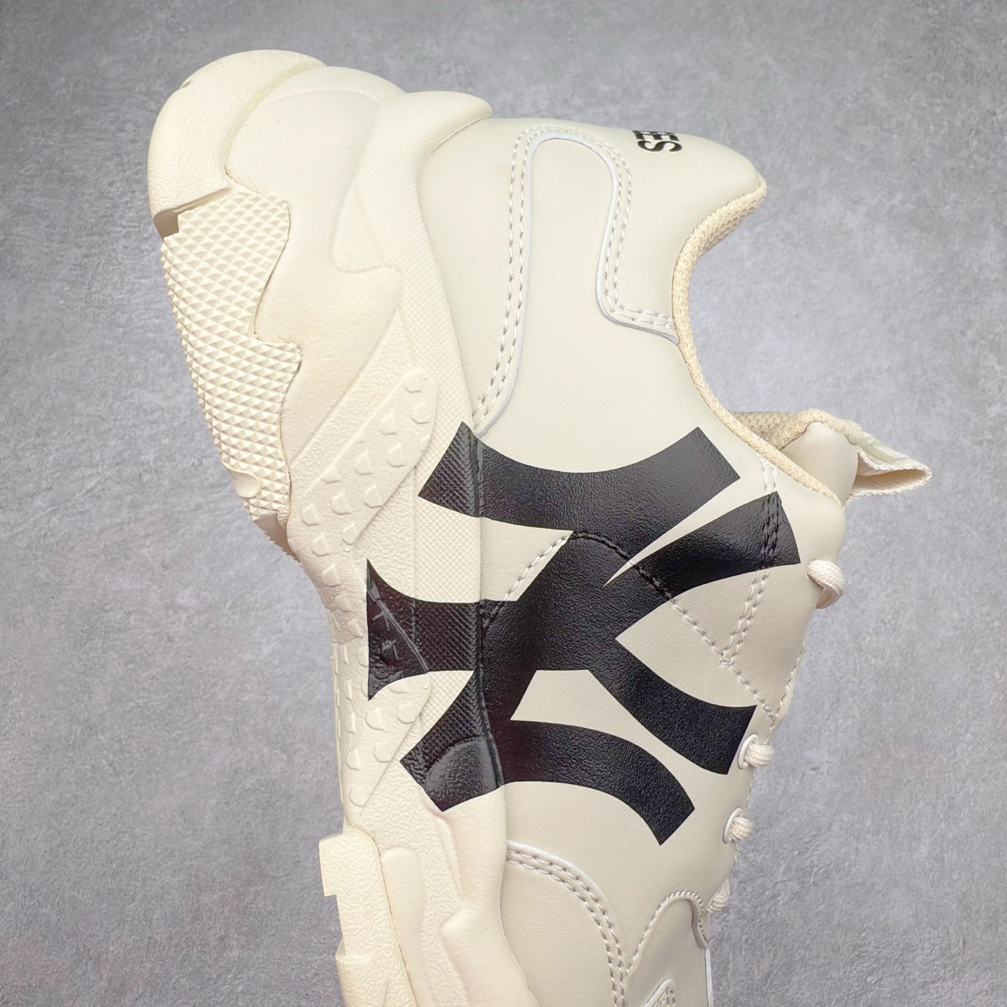 图片[6]-＃特价福利 MLB BigBall Chunky纽约洋基队增高复古风印花老爹鞋 MLB是韩国F&F旗下潮流服装品牌 拥有150年历史的经典传统 是街头文化和国际生活方式的领导者 MLB拥有包括男装、女装、童装、配饰在内的全品类服饰 提供覆盖各性别、各年龄层、From Head to Toe的穿搭装备 其产品结合了韩国的时尚造型与质感 展现了运动服饰也可以兼具时尚潮流的风格 在产品设计上 MLB不仅融合了美国职业棒球大联盟的各当家球队 更结合了棒球运动中的各个元素 复古风范自信控场 复古鞋型率先勾描独特的自我态度 在经典线条与时尚元素的精彩交织下刷新街头复古运动风潮 质感十足兼备卓越的舒适透气性能迎合夏日追求的自在脚感。尺码：36 36.5 37.5 38 38.5 39 40 40.5 41 42 42.5 43 44 44.5 45-选品中心