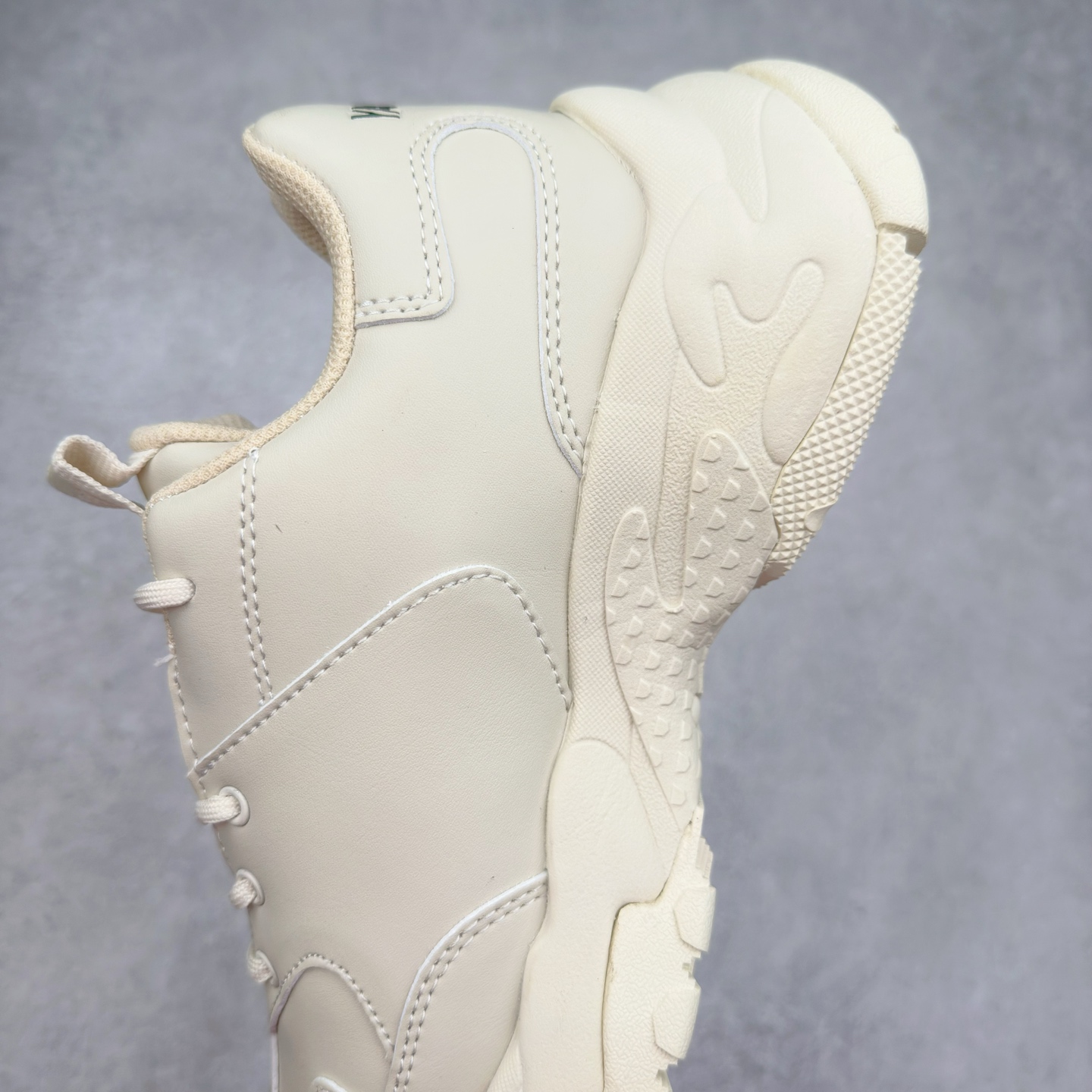 图片[7]-＃特价福利 MLB BigBall Chunky纽约洋基队增高复古风印花老爹鞋 MLB是韩国F&F旗下潮流服装品牌 拥有150年历史的经典传统 是街头文化和国际生活方式的领导者 MLB拥有包括男装、女装、童装、配饰在内的全品类服饰 提供覆盖各性别、各年龄层、From Head to Toe的穿搭装备 其产品结合了韩国的时尚造型与质感 展现了运动服饰也可以兼具时尚潮流的风格 在产品设计上 MLB不仅融合了美国职业棒球大联盟的各当家球队 更结合了棒球运动中的各个元素 复古风范自信控场 复古鞋型率先勾描独特的自我态度 在经典线条与时尚元素的精彩交织下刷新街头复古运动风潮 质感十足兼备卓越的舒适透气性能迎合夏日追求的自在脚感。尺码：36 36.5 37.5 38 38.5 39 40 40.5 41 42 42.5 43 44 44.5 45-选品中心