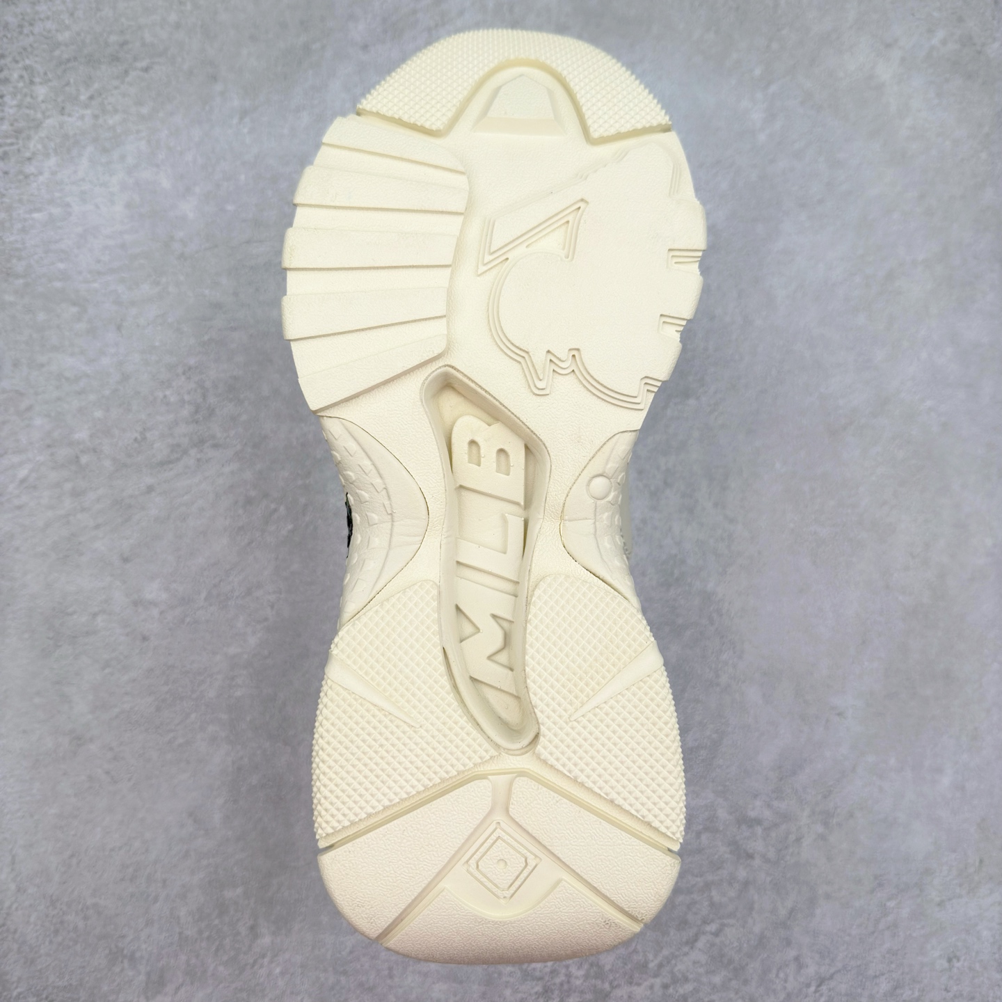 图片[9]-＃特价福利 MLB BigBall Chunky纽约洋基队增高复古风印花老爹鞋 MLB是韩国F&F旗下潮流服装品牌 拥有150年历史的经典传统 是街头文化和国际生活方式的领导者 MLB拥有包括男装、女装、童装、配饰在内的全品类服饰 提供覆盖各性别、各年龄层、From Head to Toe的穿搭装备 其产品结合了韩国的时尚造型与质感 展现了运动服饰也可以兼具时尚潮流的风格 在产品设计上 MLB不仅融合了美国职业棒球大联盟的各当家球队 更结合了棒球运动中的各个元素 复古风范自信控场 复古鞋型率先勾描独特的自我态度 在经典线条与时尚元素的精彩交织下刷新街头复古运动风潮 质感十足兼备卓越的舒适透气性能迎合夏日追求的自在脚感。尺码：36 36.5 37.5 38 38.5 39 40 40.5 41 42 42.5 43 44 44.5 45-选品中心