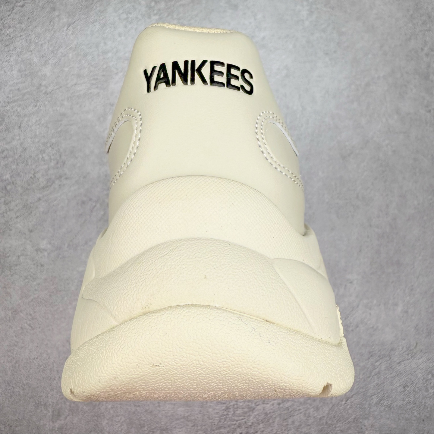 图片[8]-＃特价福利 MLB BigBall Chunky纽约洋基队增高复古风印花老爹鞋 MLB是韩国F&F旗下潮流服装品牌 拥有150年历史的经典传统 是街头文化和国际生活方式的领导者 MLB拥有包括男装、女装、童装、配饰在内的全品类服饰 提供覆盖各性别、各年龄层、From Head to Toe的穿搭装备 其产品结合了韩国的时尚造型与质感 展现了运动服饰也可以兼具时尚潮流的风格 在产品设计上 MLB不仅融合了美国职业棒球大联盟的各当家球队 更结合了棒球运动中的各个元素 复古风范自信控场 复古鞋型率先勾描独特的自我态度 在经典线条与时尚元素的精彩交织下刷新街头复古运动风潮 质感十足兼备卓越的舒适透气性能迎合夏日追求的自在脚感。尺码：36 36.5 37.5 38 38.5 39 40 40.5 41 42 42.5 43 44 44.5 45-选品中心