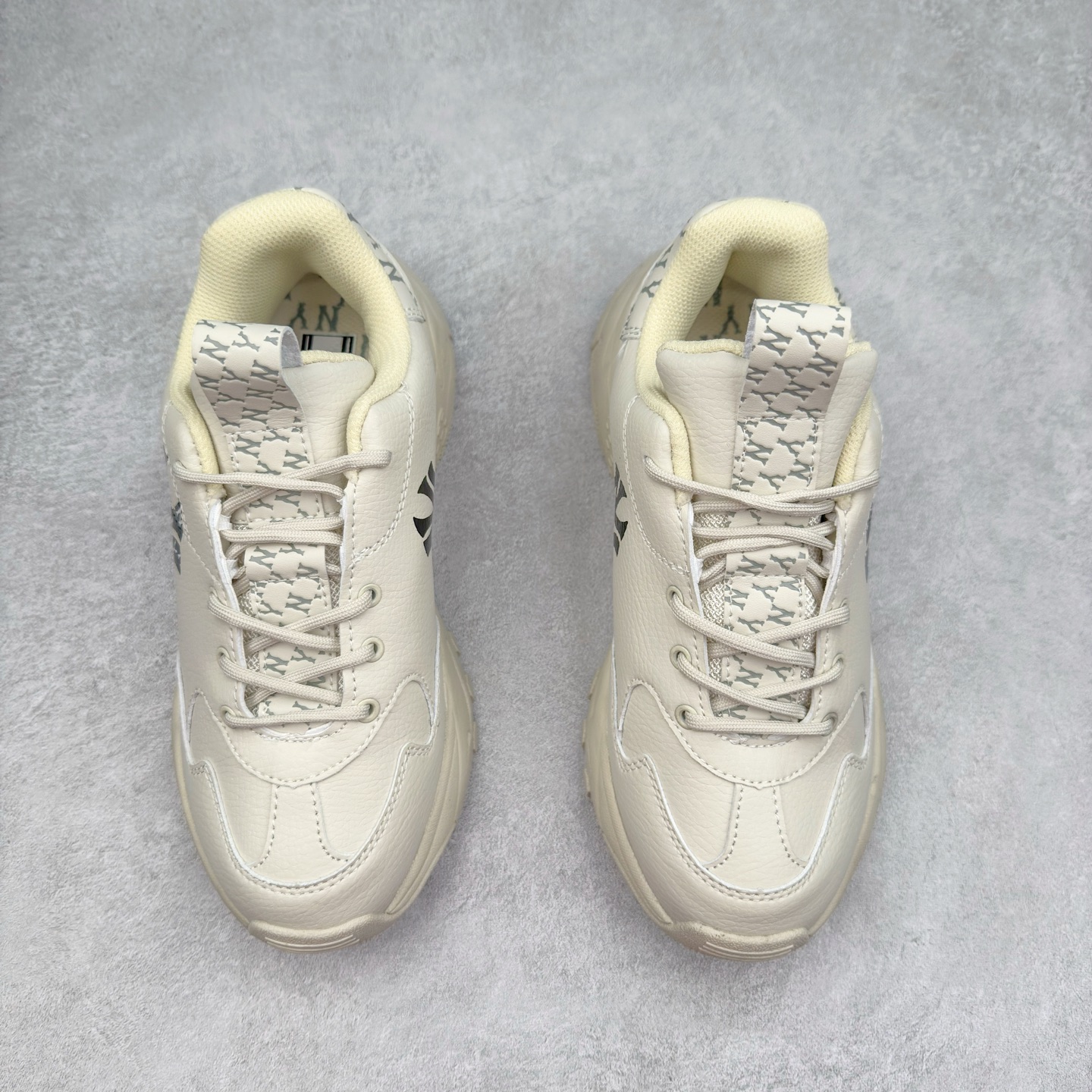 图片[2]-＃特价福利 MLB BigBall Chunky纽约洋基队增高复古风印花老爹鞋 MLB是韩国F&F旗下潮流服装品牌 拥有150年历史的经典传统 是街头文化和国际生活方式的领导者 MLB拥有包括男装、女装、童装、配饰在内的全品类服饰 提供覆盖各性别、各年龄层、From Head to Toe的穿搭装备 其产品结合了韩国的时尚造型与质感 展现了运动服饰也可以兼具时尚潮流的风格 在产品设计上 MLB不仅融合了美国职业棒球大联盟的各当家球队 更结合了棒球运动中的各个元素 复古风范自信控场 复古鞋型率先勾描独特的自我态度 在经典线条与时尚元素的精彩交织下刷新街头复古运动风潮 质感十足兼备卓越的舒适透气性能迎合夏日追求的自在脚感。尺码：36 36.5 37.5 38 38.5 39 40 40.5 41 42 42.5 43 44 44.5 45-选品中心