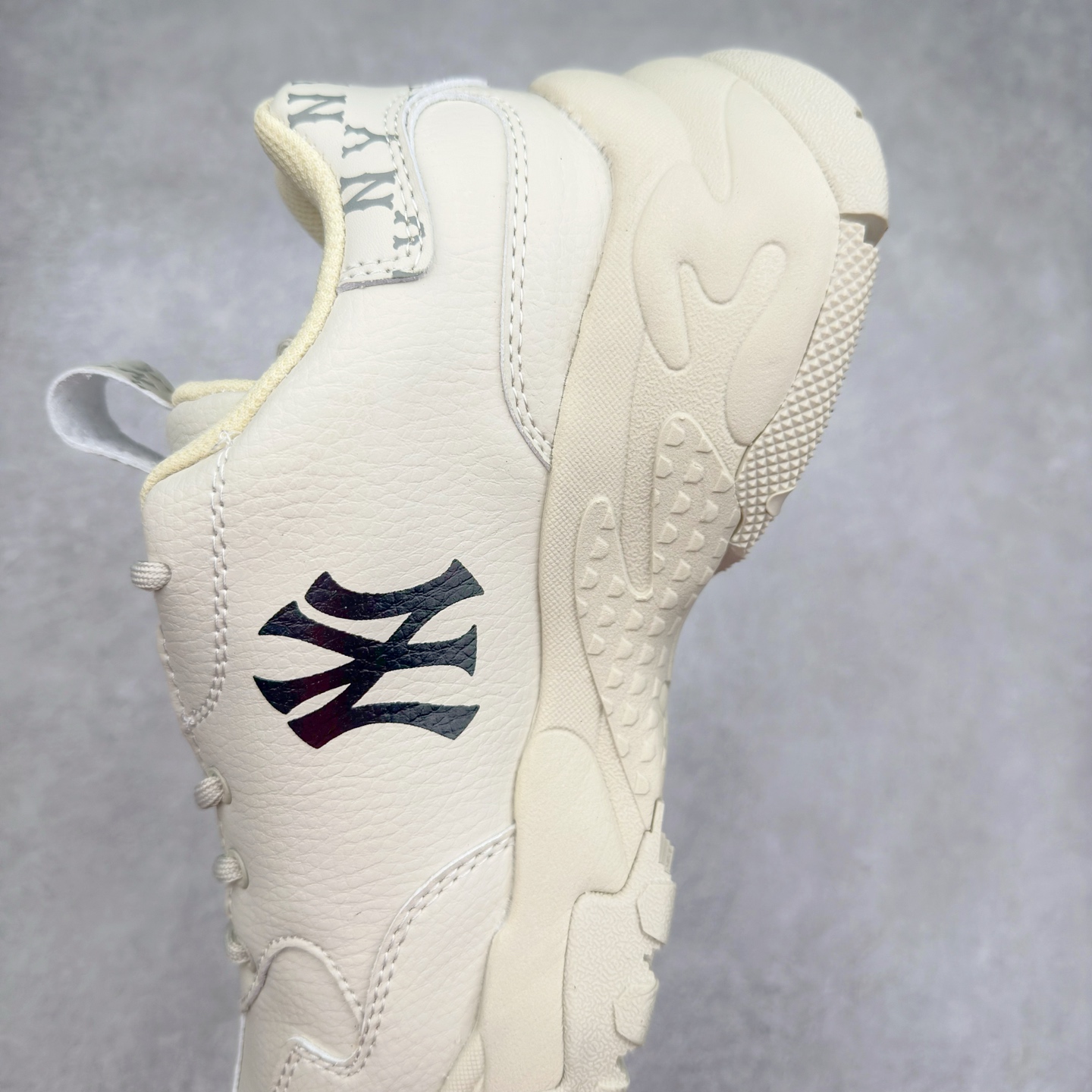 图片[7]-＃特价福利 MLB BigBall Chunky纽约洋基队增高复古风印花老爹鞋 MLB是韩国F&F旗下潮流服装品牌 拥有150年历史的经典传统 是街头文化和国际生活方式的领导者 MLB拥有包括男装、女装、童装、配饰在内的全品类服饰 提供覆盖各性别、各年龄层、From Head to Toe的穿搭装备 其产品结合了韩国的时尚造型与质感 展现了运动服饰也可以兼具时尚潮流的风格 在产品设计上 MLB不仅融合了美国职业棒球大联盟的各当家球队 更结合了棒球运动中的各个元素 复古风范自信控场 复古鞋型率先勾描独特的自我态度 在经典线条与时尚元素的精彩交织下刷新街头复古运动风潮 质感十足兼备卓越的舒适透气性能迎合夏日追求的自在脚感。尺码：36 36.5 37.5 38 38.5 39 40 40.5 41 42 42.5 43 44 44.5 45-选品中心