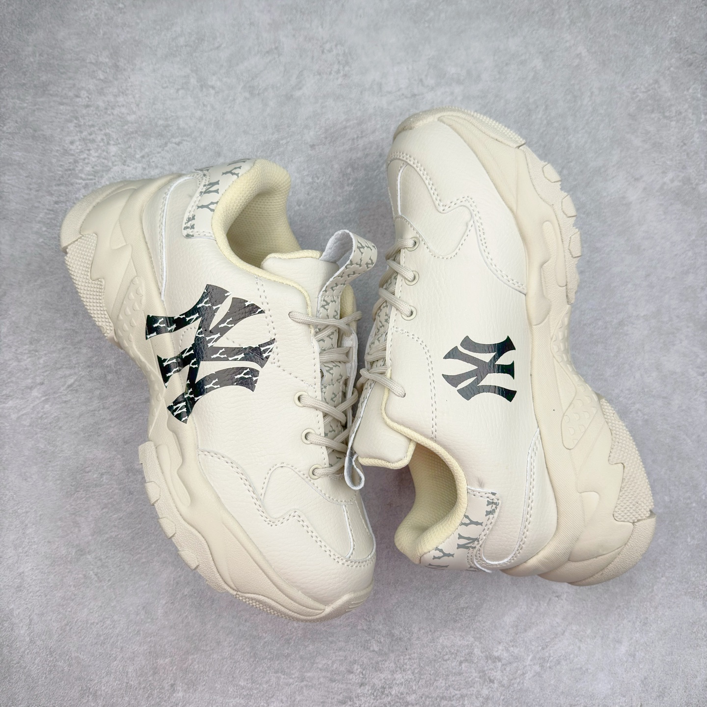 图片[3]-＃特价福利 MLB BigBall Chunky纽约洋基队增高复古风印花老爹鞋 MLB是韩国F&F旗下潮流服装品牌 拥有150年历史的经典传统 是街头文化和国际生活方式的领导者 MLB拥有包括男装、女装、童装、配饰在内的全品类服饰 提供覆盖各性别、各年龄层、From Head to Toe的穿搭装备 其产品结合了韩国的时尚造型与质感 展现了运动服饰也可以兼具时尚潮流的风格 在产品设计上 MLB不仅融合了美国职业棒球大联盟的各当家球队 更结合了棒球运动中的各个元素 复古风范自信控场 复古鞋型率先勾描独特的自我态度 在经典线条与时尚元素的精彩交织下刷新街头复古运动风潮 质感十足兼备卓越的舒适透气性能迎合夏日追求的自在脚感。尺码：36 36.5 37.5 38 38.5 39 40 40.5 41 42 42.5 43 44 44.5 45-选品中心